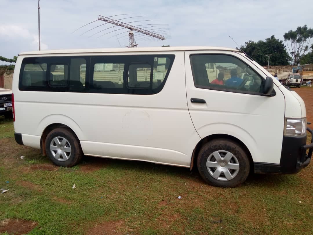 Toyota Hiace Mini Bus — imagen 2