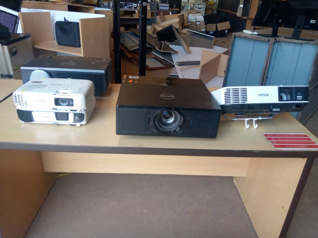 IT: Monitors, Keyboards, Projectors & Screens — imagem 6