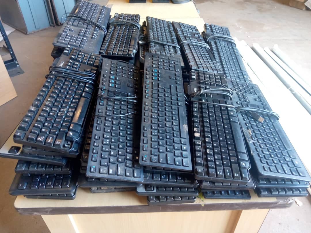 IT: Monitors, Keyboards, Projectors & Screens — imagem 2