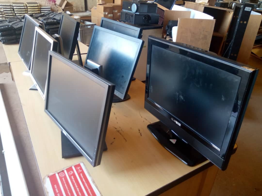 IT: Monitors, Keyboards, Projectors & Screens — imagem 10