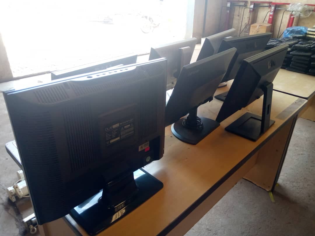 IT: Monitors, Keyboards, Projectors & Screens — imagem 9