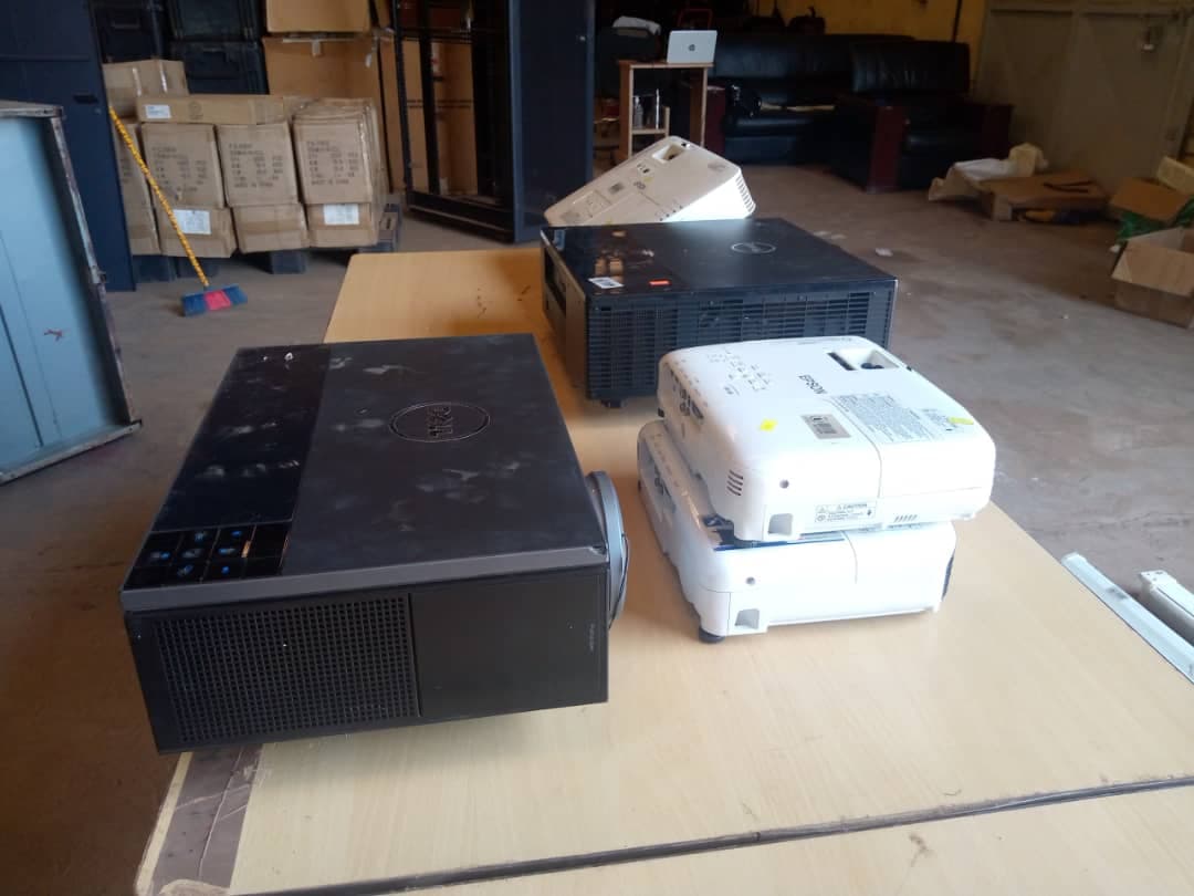 IT: Monitors, Keyboards, Projectors & Screens — imagem 4