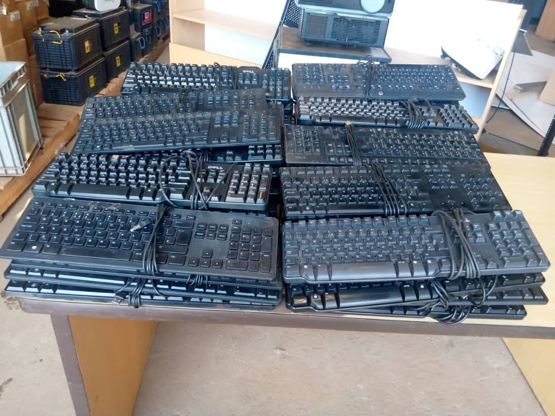 IT: Monitors, Keyboards, Projectors & Screens — imagem 3