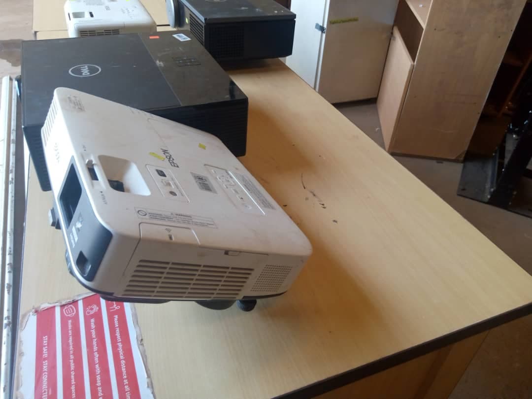 IT: Monitors, Keyboards, Projectors & Screens — imagem 5