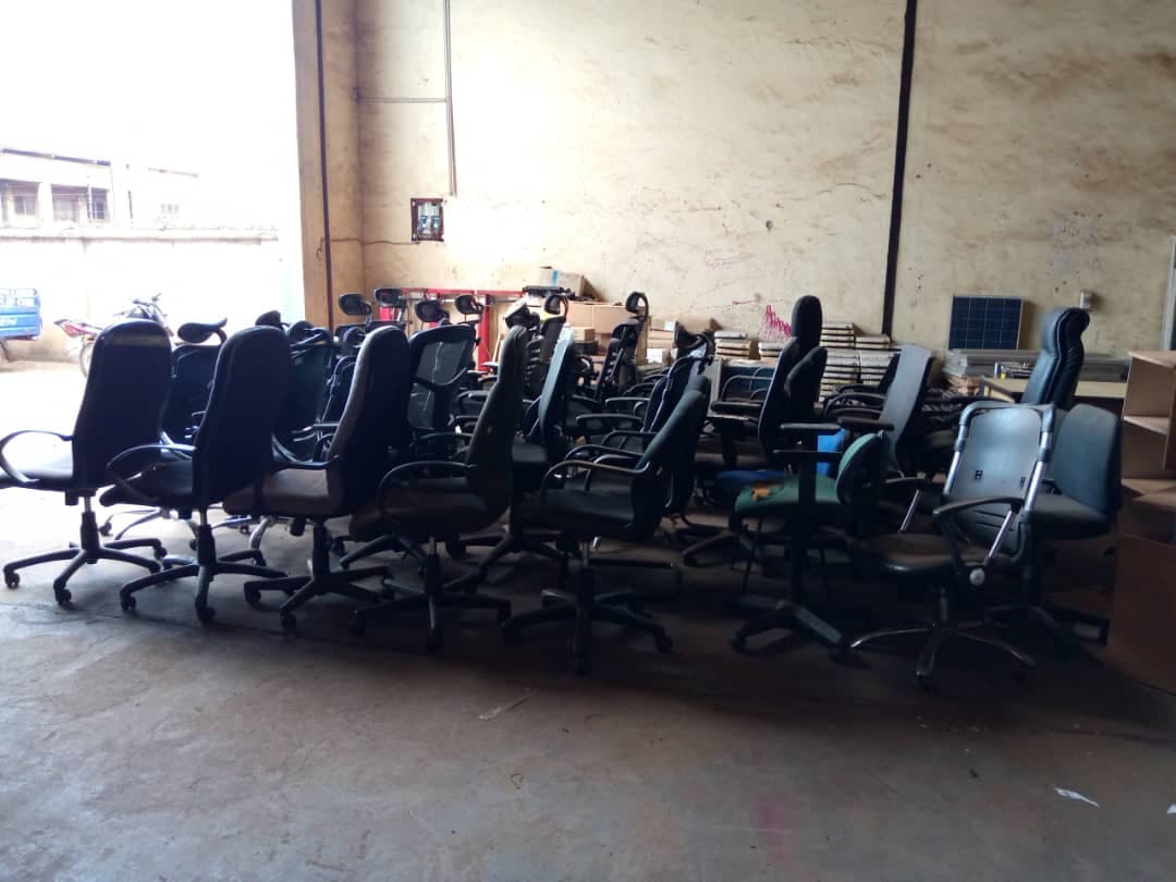 Office Seating: 8 Executive Ergonomic Chairs & 39 Standard Chairs — imagen 4