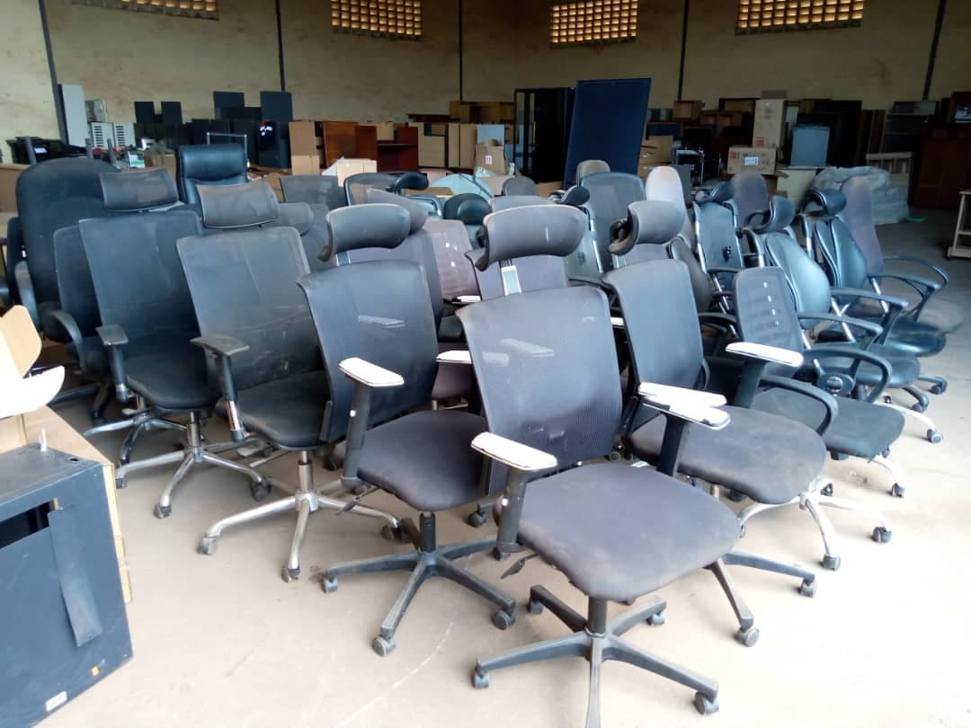 Office Seating: 8 Executive Ergonomic Chairs & 39 Standard Chairs — imagen 3