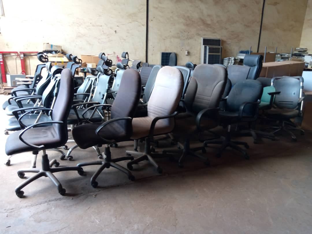 Office Seating: 8 Executive Ergonomic Chairs & 39 Standard Chairs — imagen 2