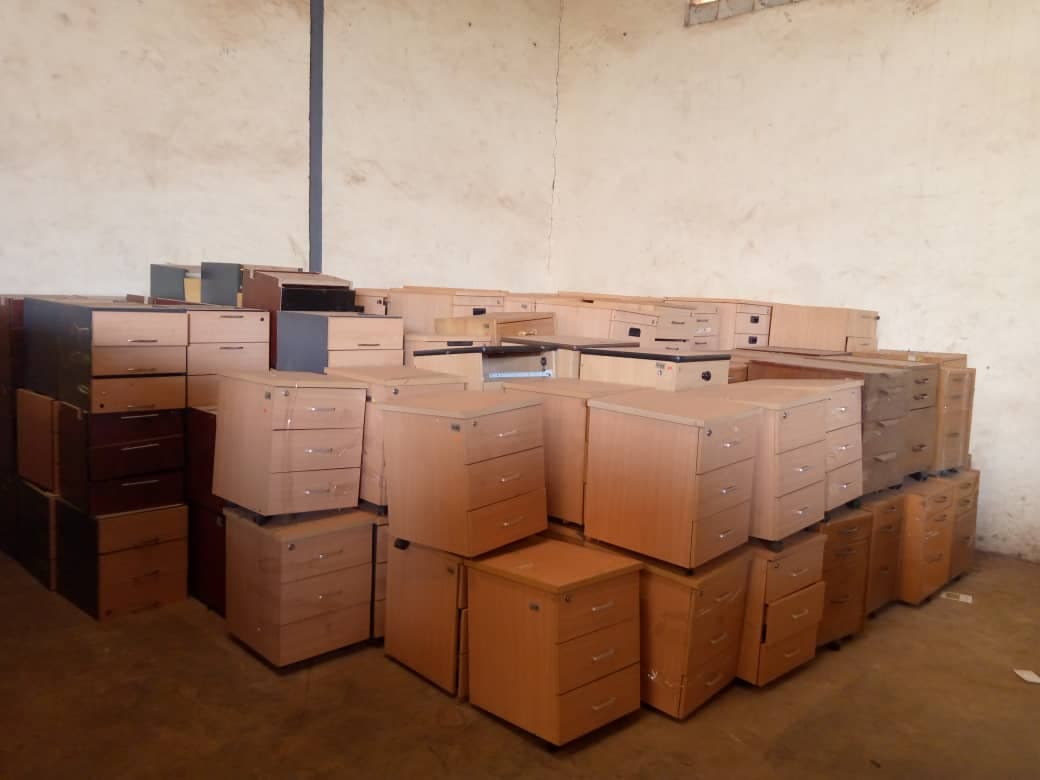 Storage Units: 23 Chests of Drawers & 102 Pedestals — imagen 3