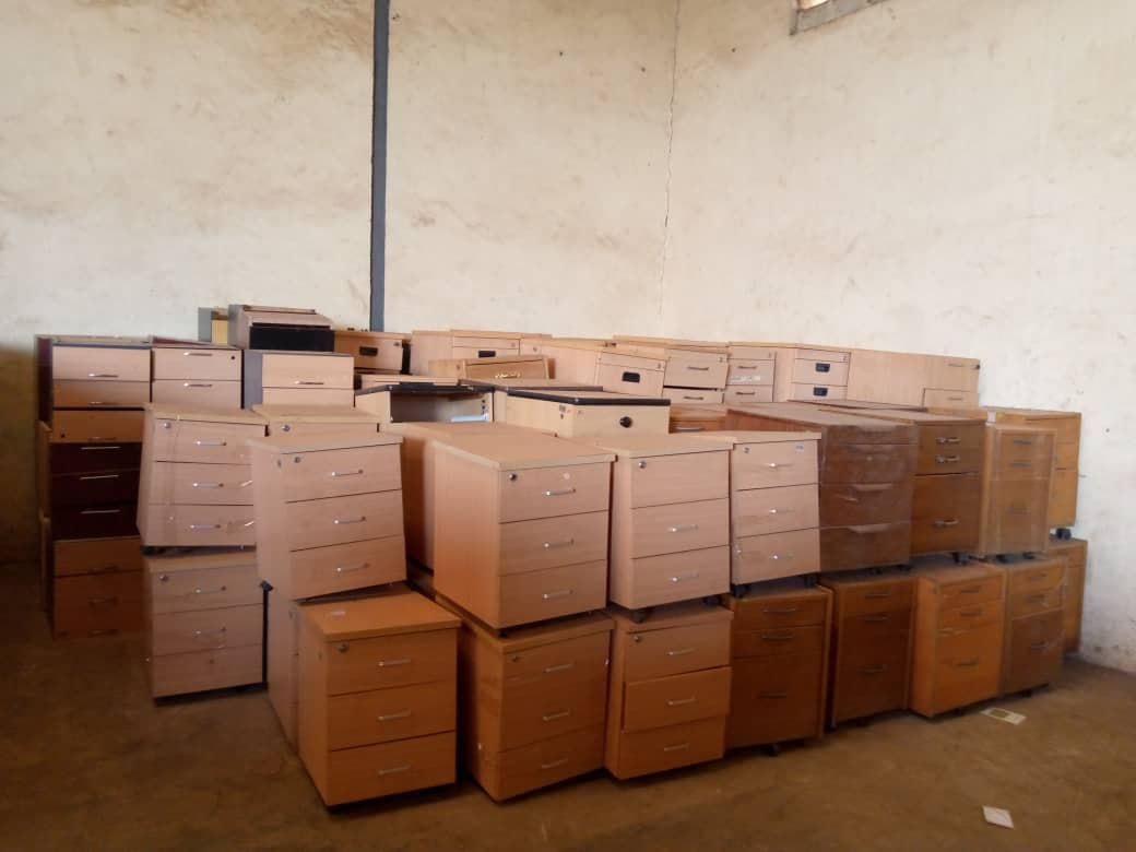 Storage Units: 23 Chests of Drawers & 102 Pedestals — imagen 2