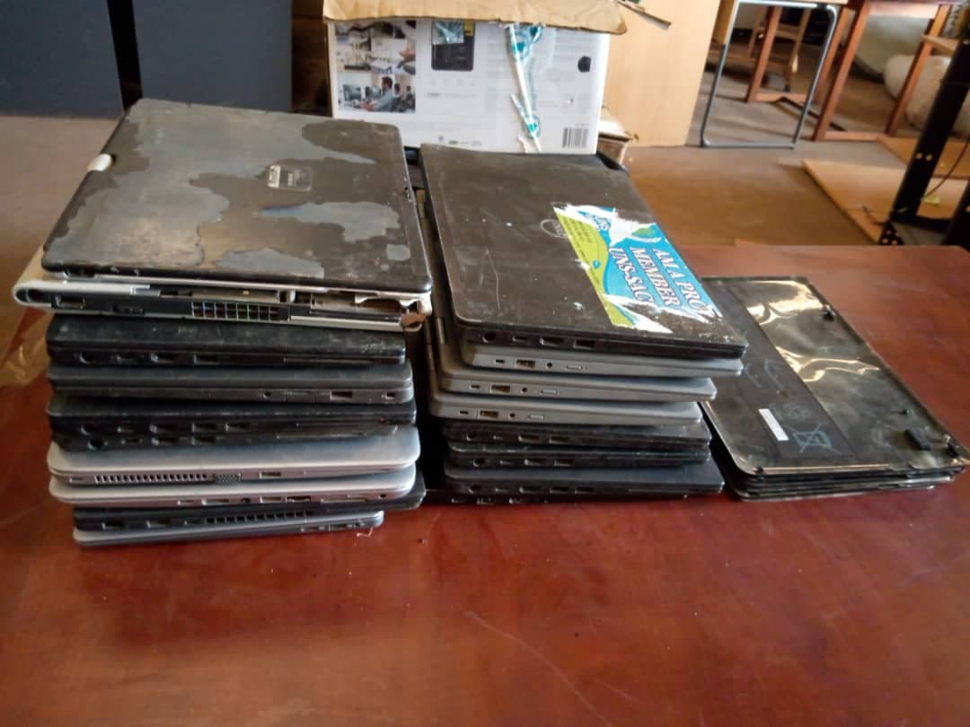 17 Laptops & 3 Batteries — imagem 2