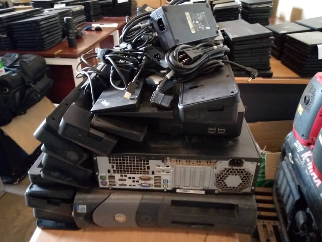 IT: Docking Stations, Laptop Cables & CPUs — imagem 2