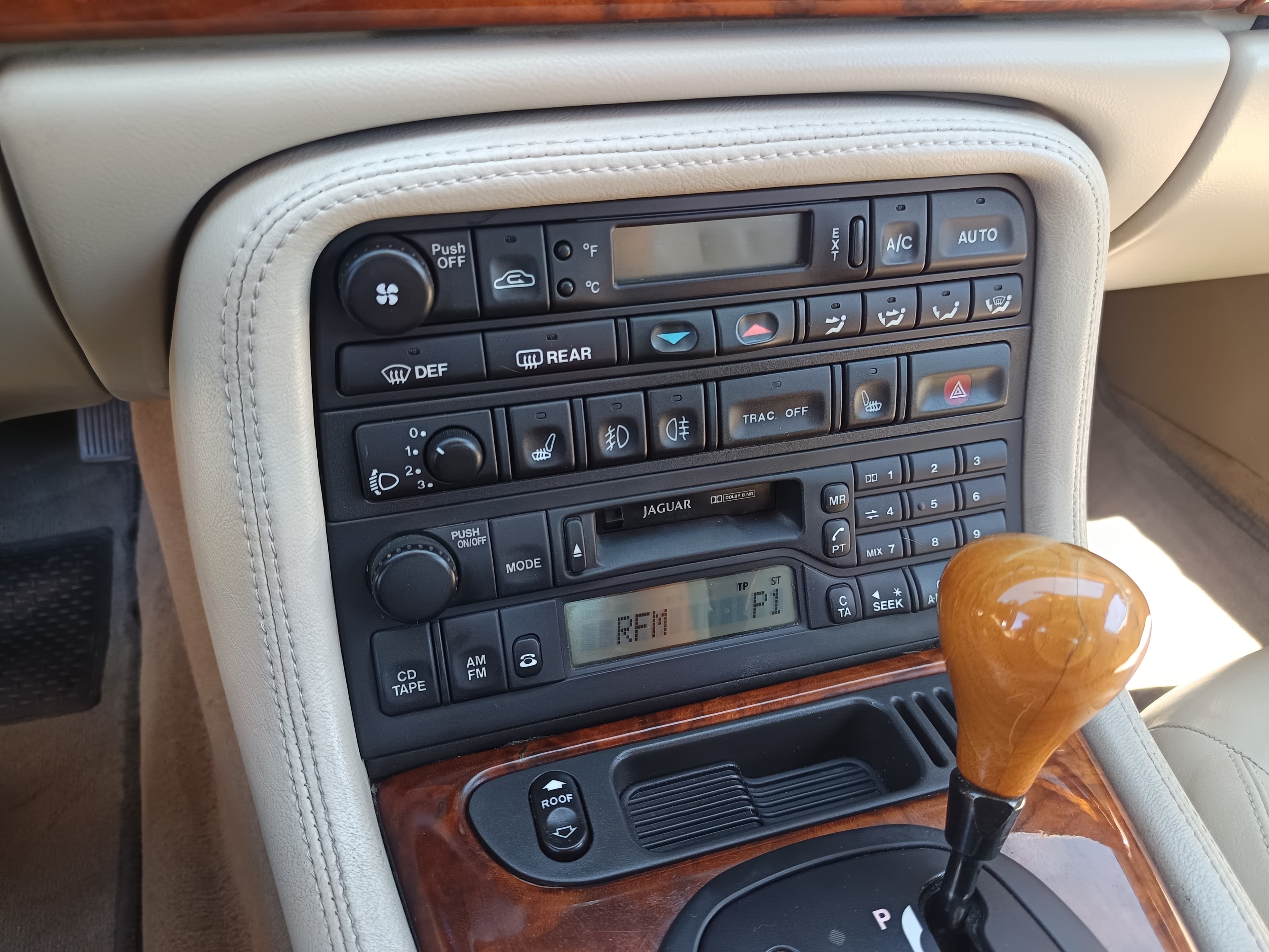 Jaguar XK8 · Ano 1999 — image 30
