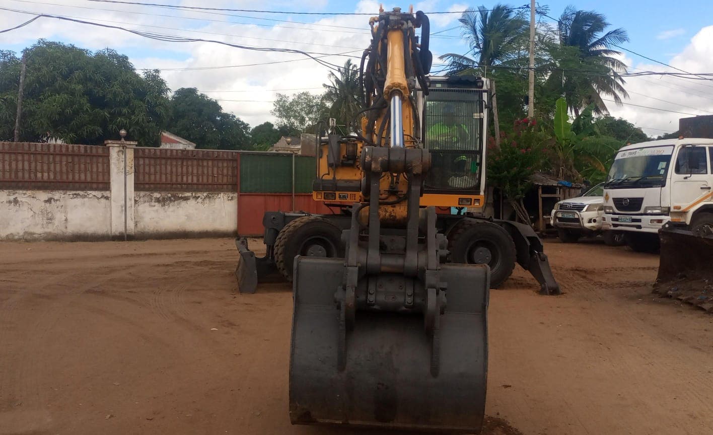 Escavadeira Liebherr A900C — image 2