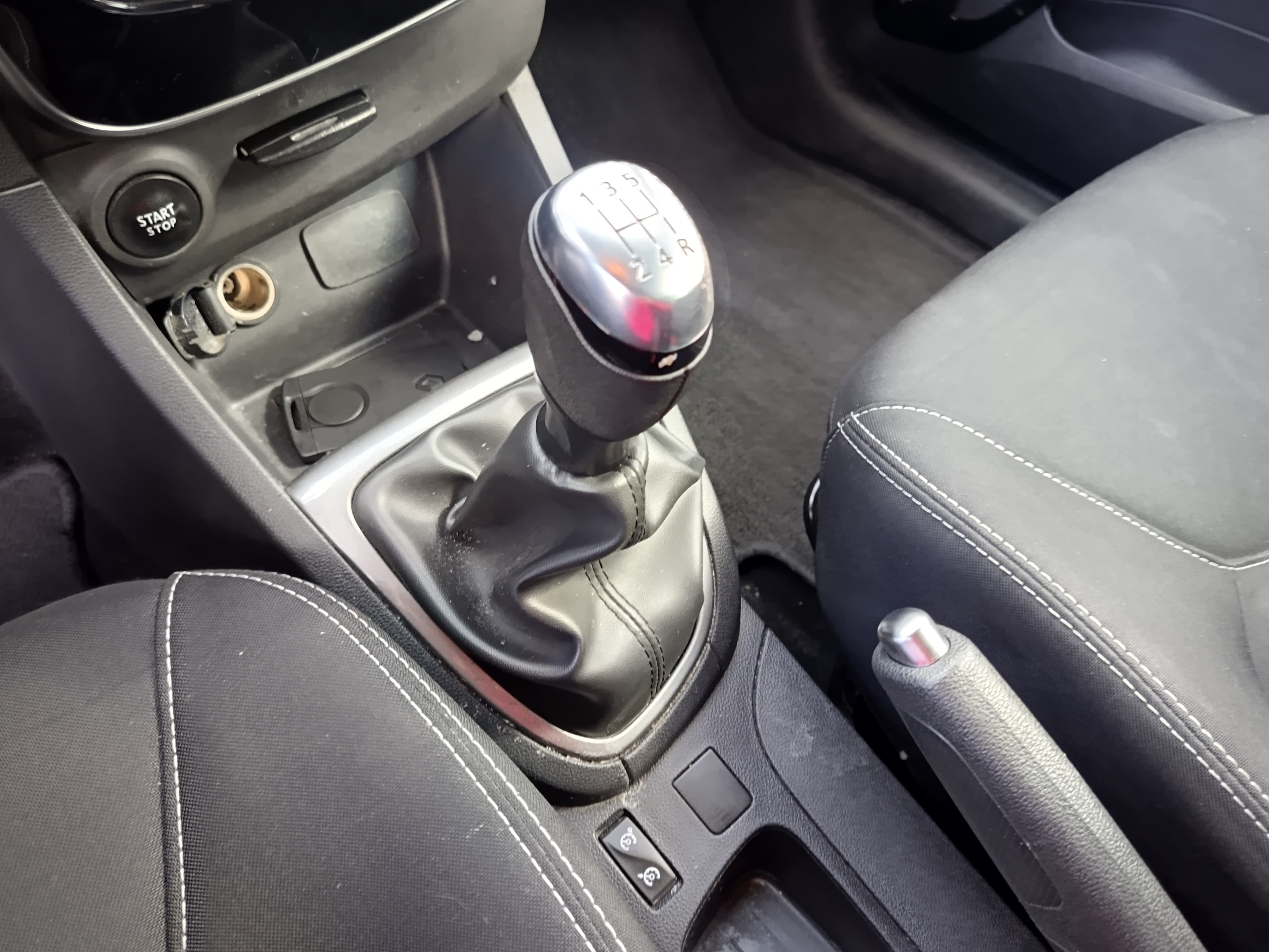 Renault Clio · Ano 2018 — image 25