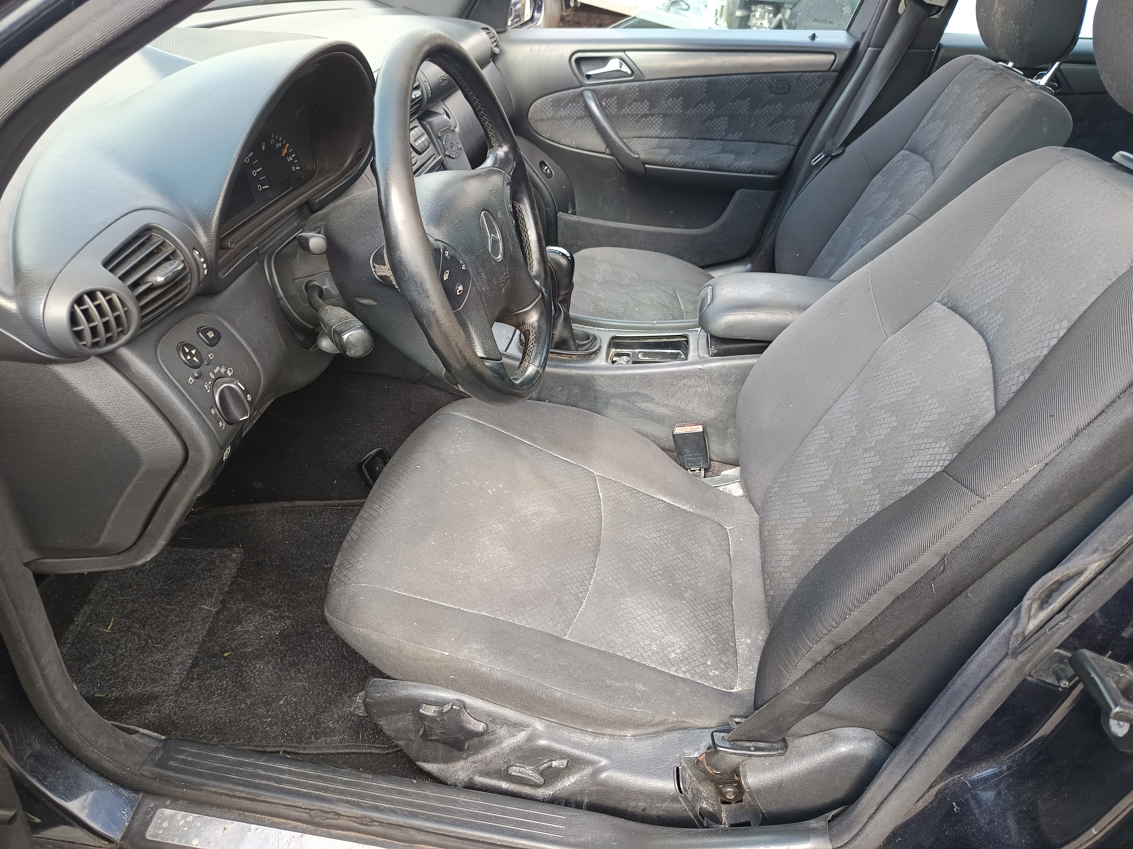 Mercedes-Benz C220 · Ano 2002 — image 38