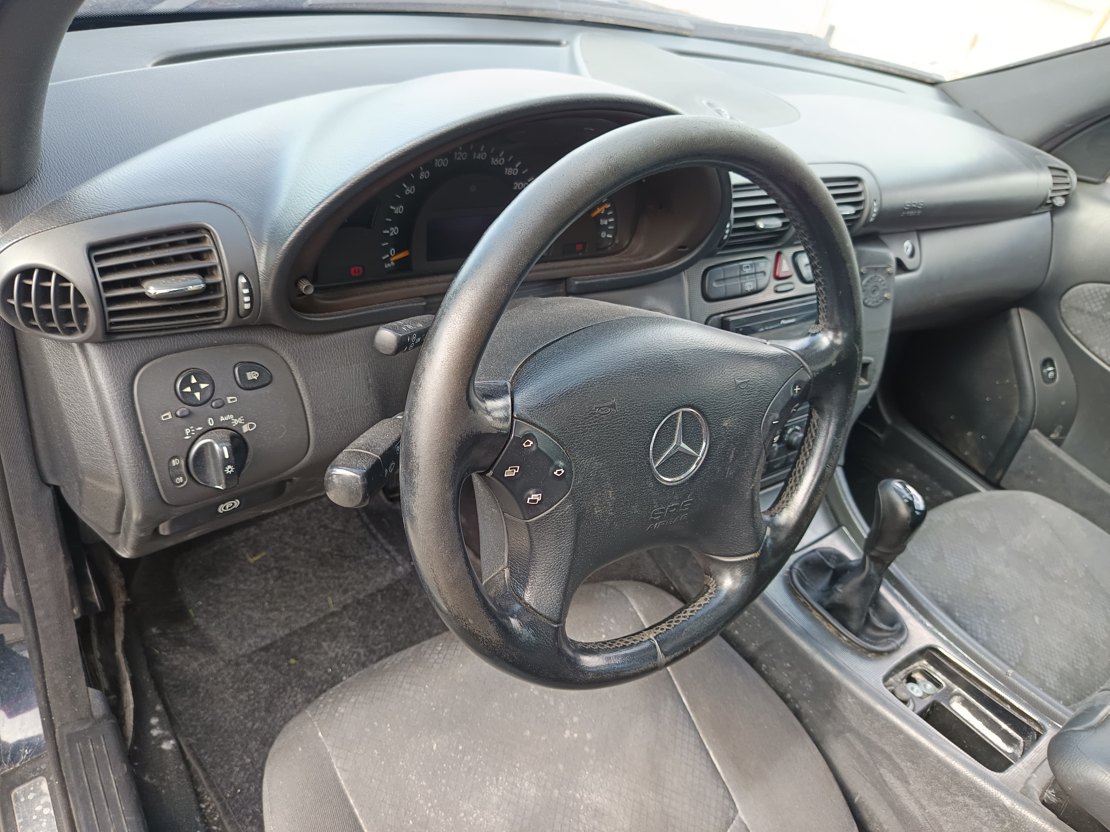 Mercedes-Benz C220 · Ano 2002 — image 40