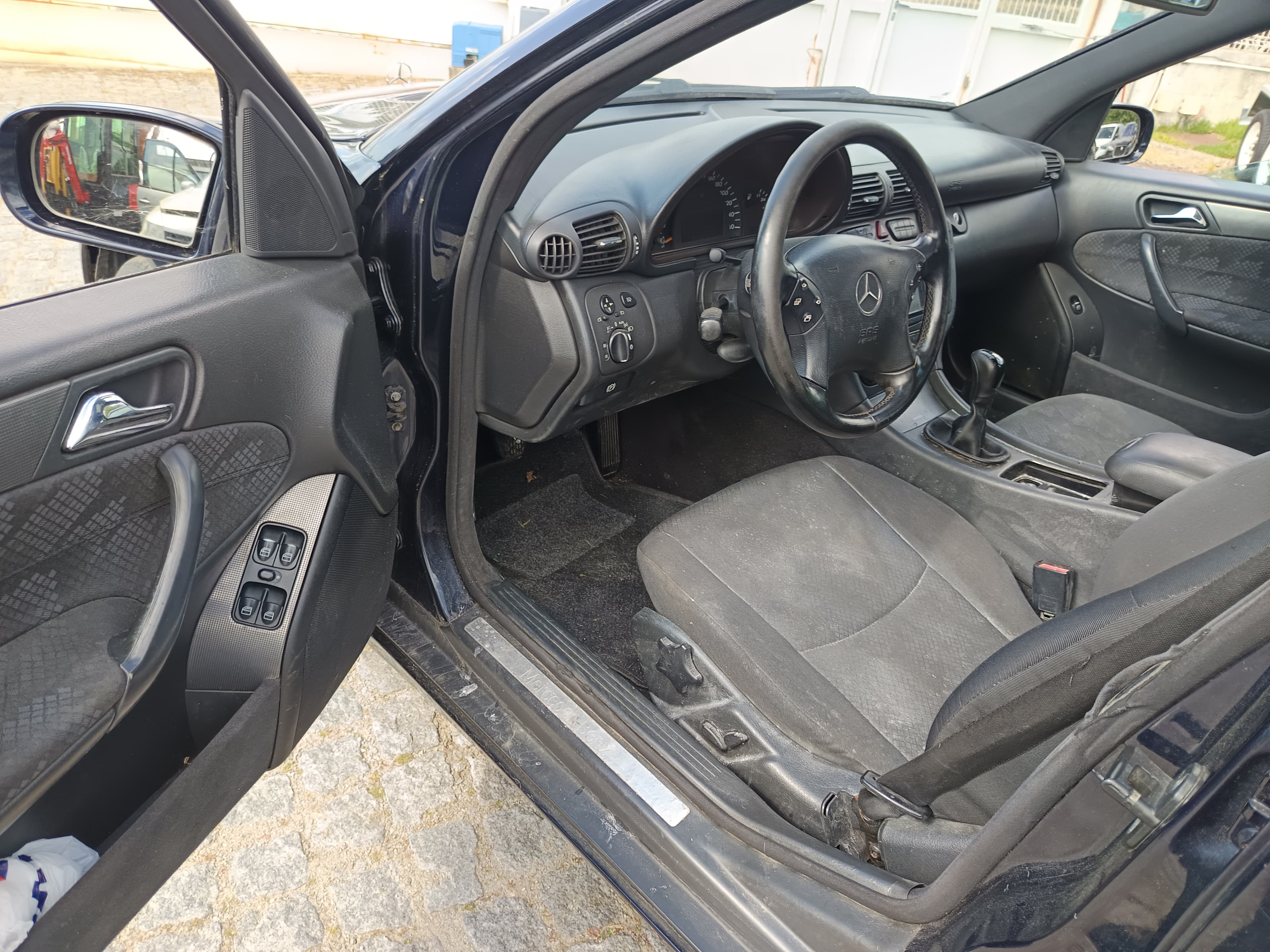 Mercedes-Benz C220 · Ano 2002 — image 28