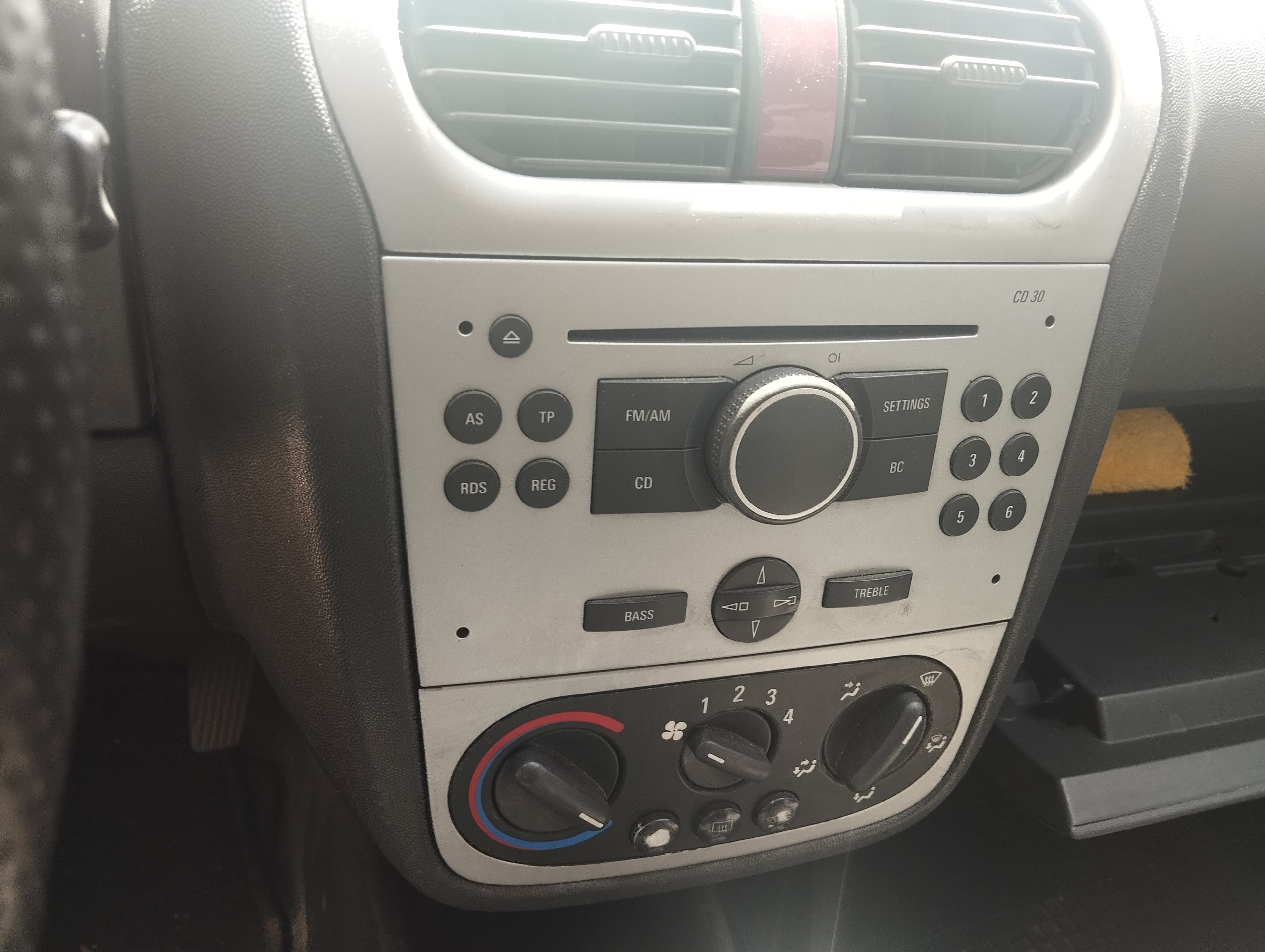 Opel Corsa 1.3 CDT · Ano 2006 — imagem 11