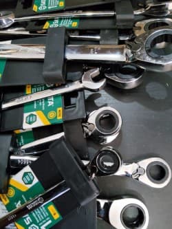 CONJUNTO DE 11 CHAVES REVERSÍVEIS COMBINADAS BOCA / LUNETA C/ ROQUETE — imagem 2