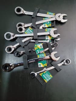 CONJUNTO DE 10 CHAVES REVERSÍVEIS COMBINADAS BOCA / LUNETA C/ ROQUETE — image 1