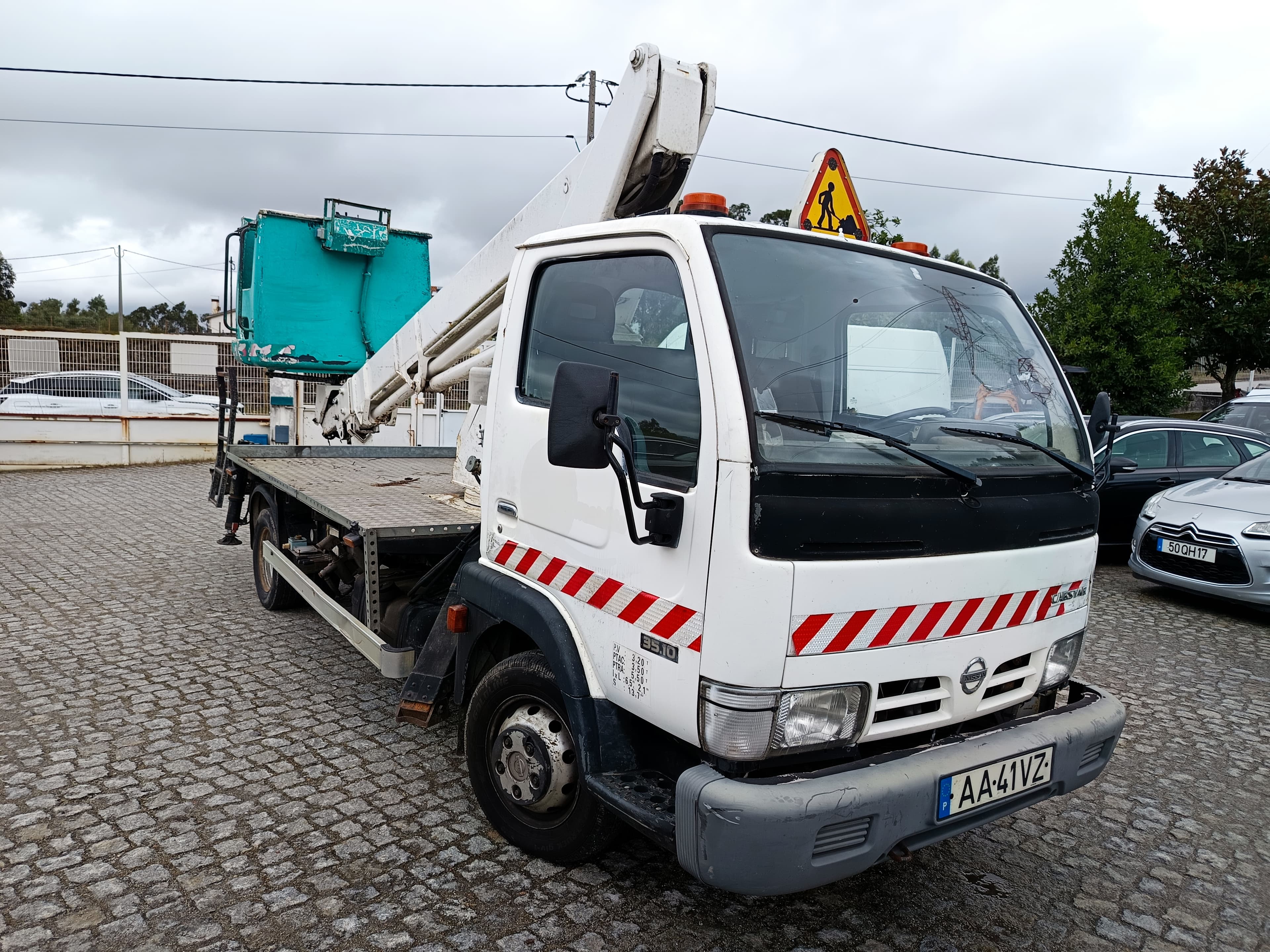 Nissan Cabstar Com Plataforma Elevatória · Ano 2007 — imagem 3