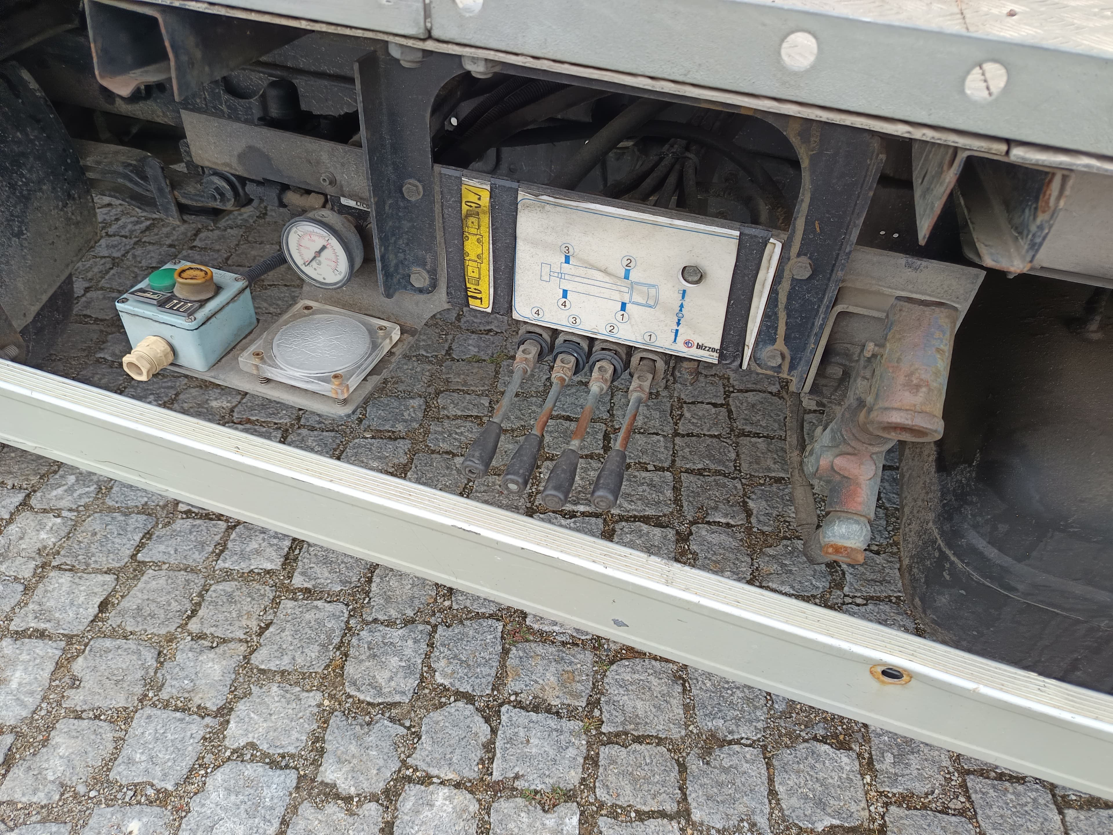 Nissan Cabstar Com Plataforma Elevatória · Ano 2007 — imagem 12