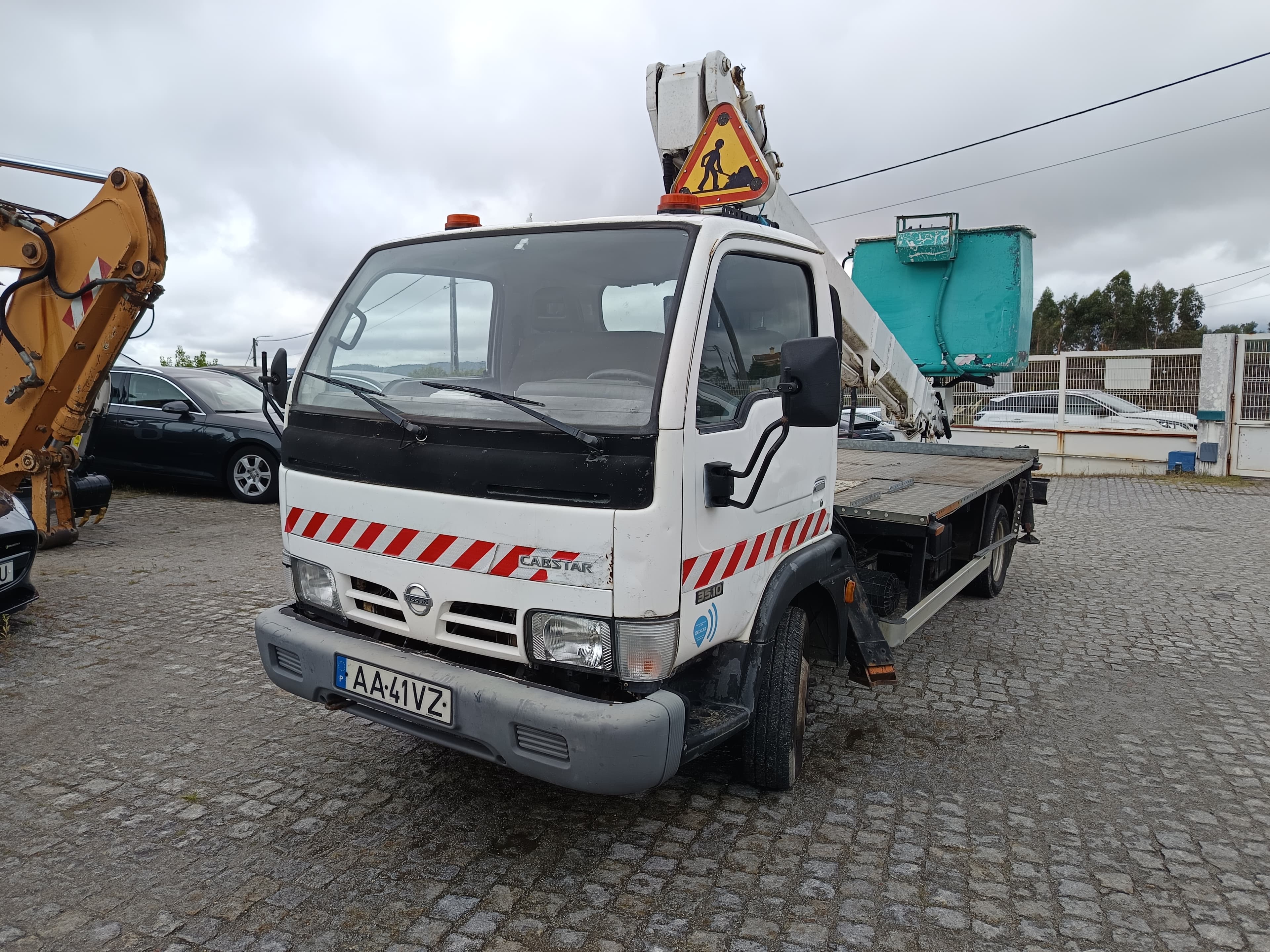 Nissan Cabstar Com Plataforma Elevatória · Ano 2007 — imagem 1