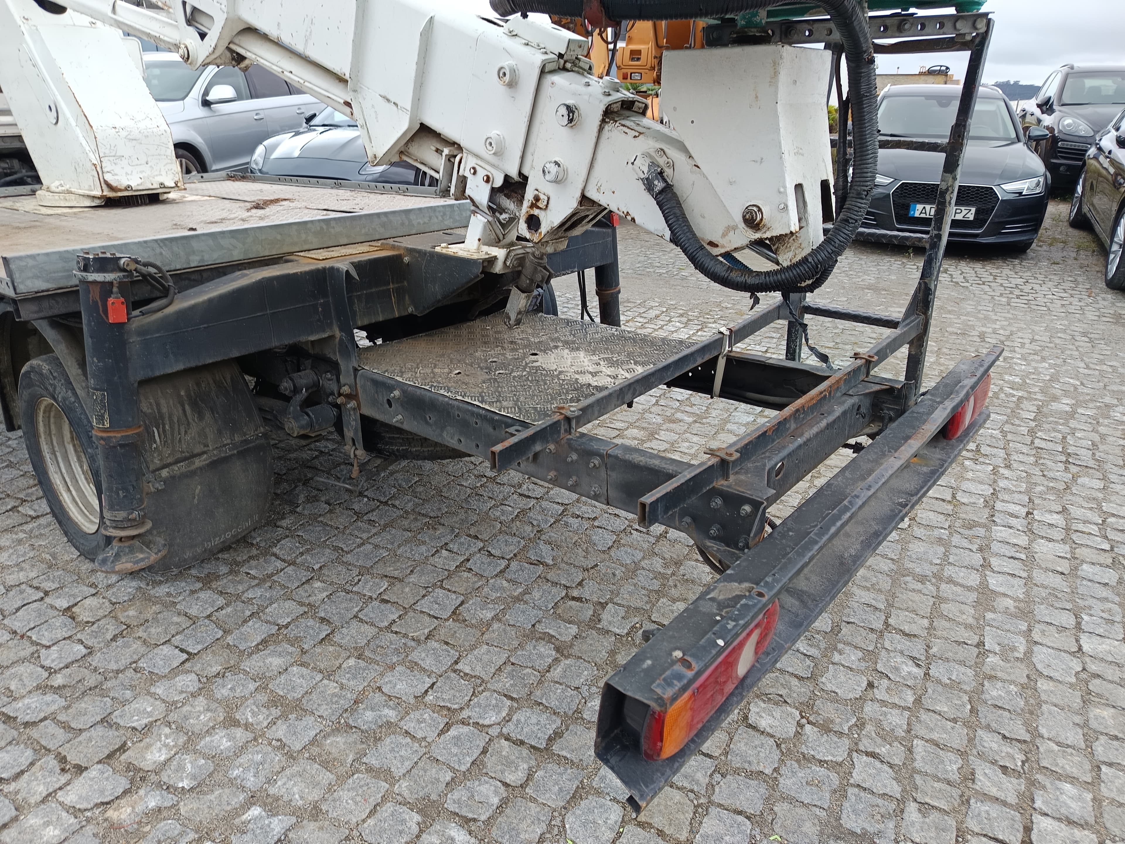Nissan Cabstar Com Plataforma Elevatória · Ano 2007 — imagem 5