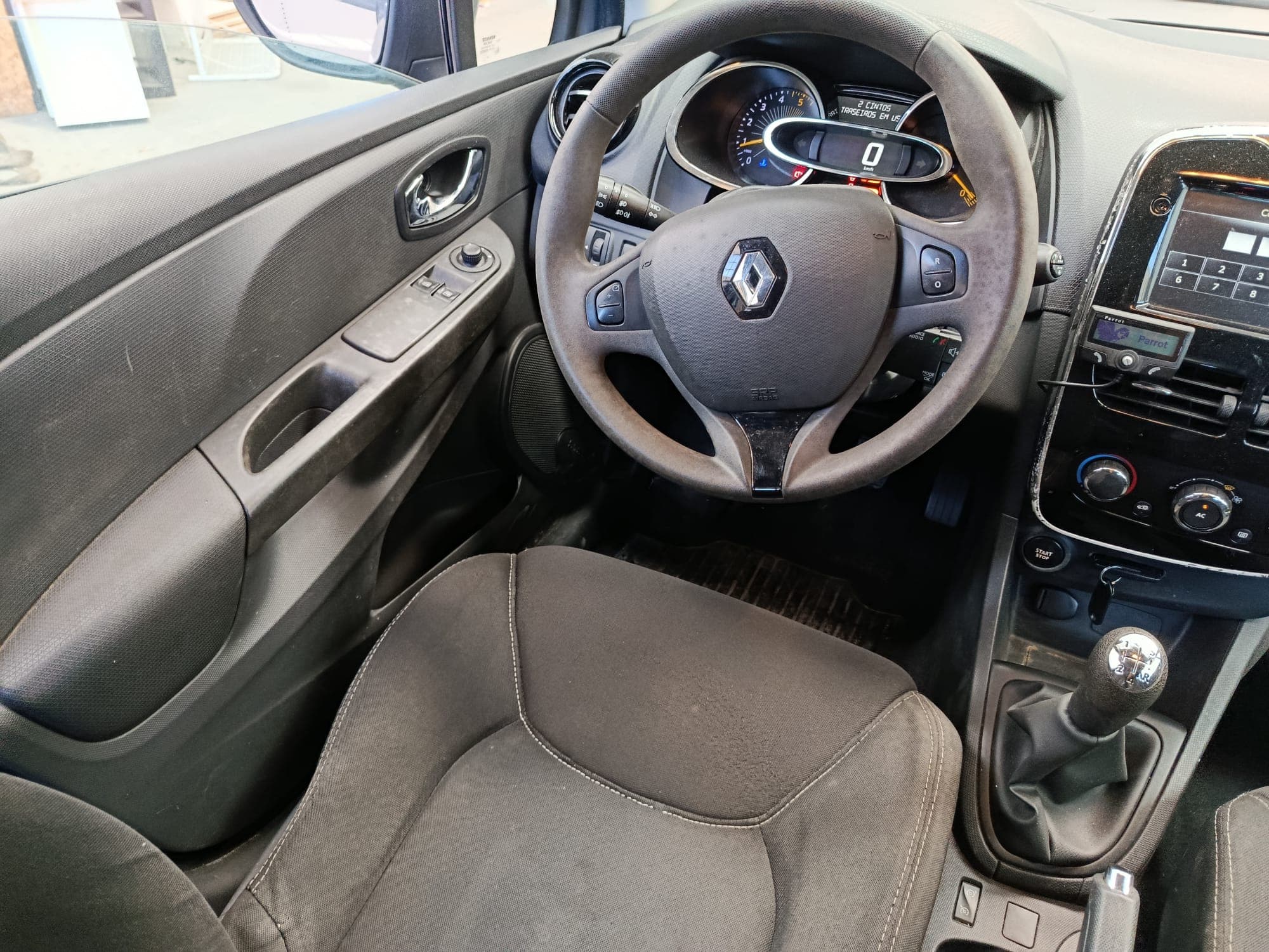 Renault Clio · Ano 2015 — imagem 12
