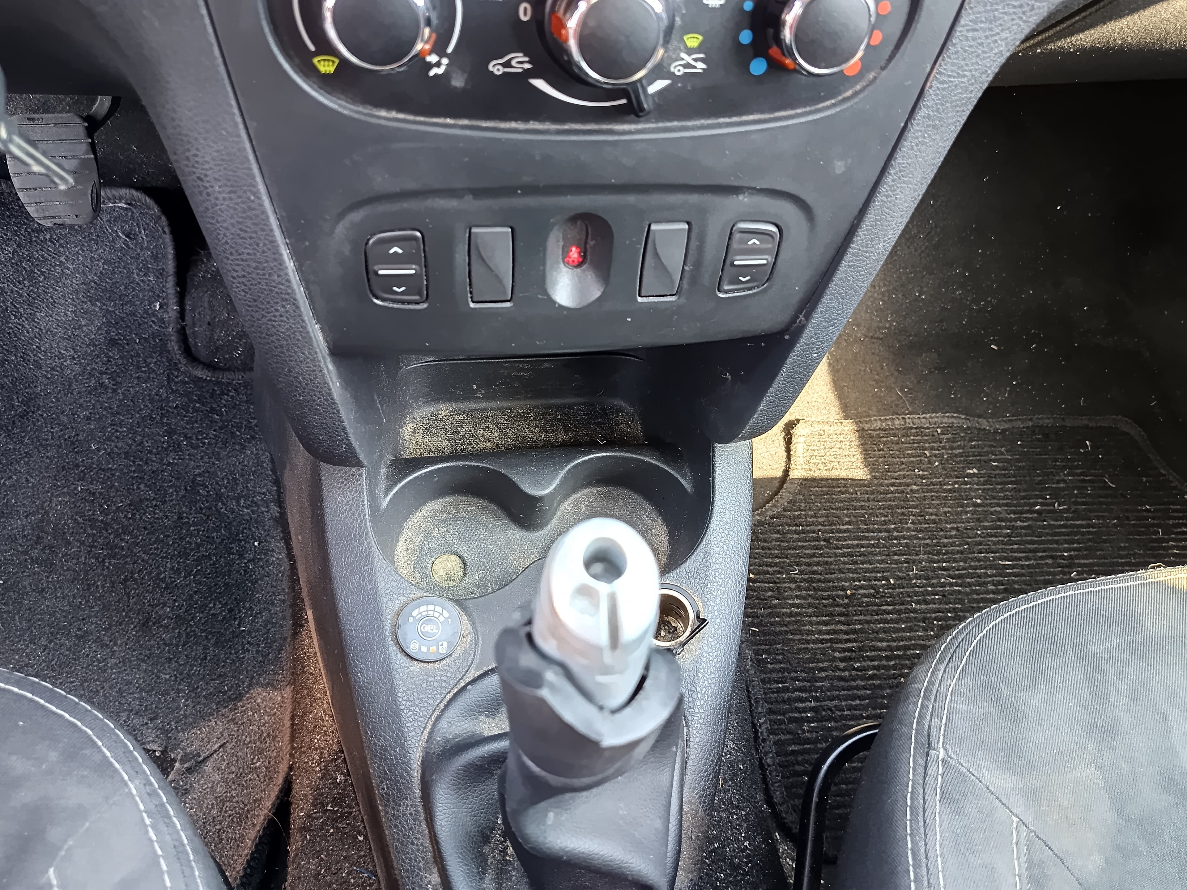 Dacia Sandero · Ano 2013 — image 27