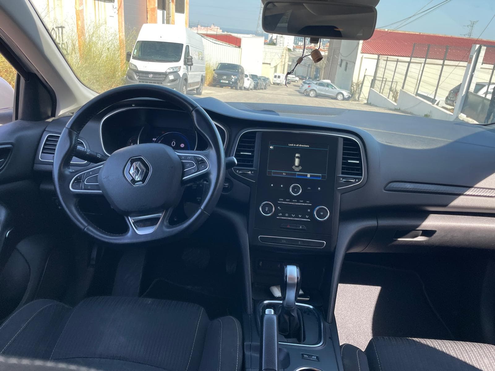 Renault Mégane · Year 2019 — image 14