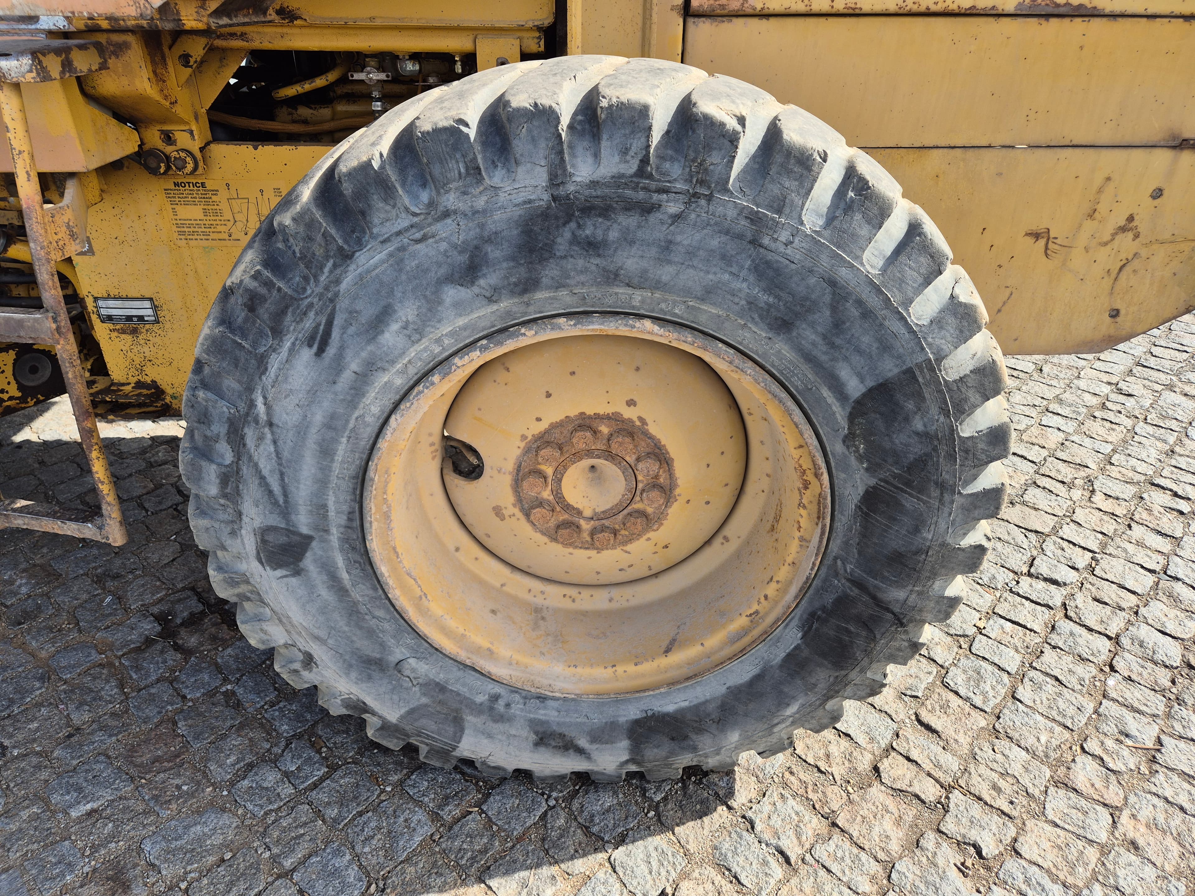 Pá Carregadora CAT 910 F — imagen 7