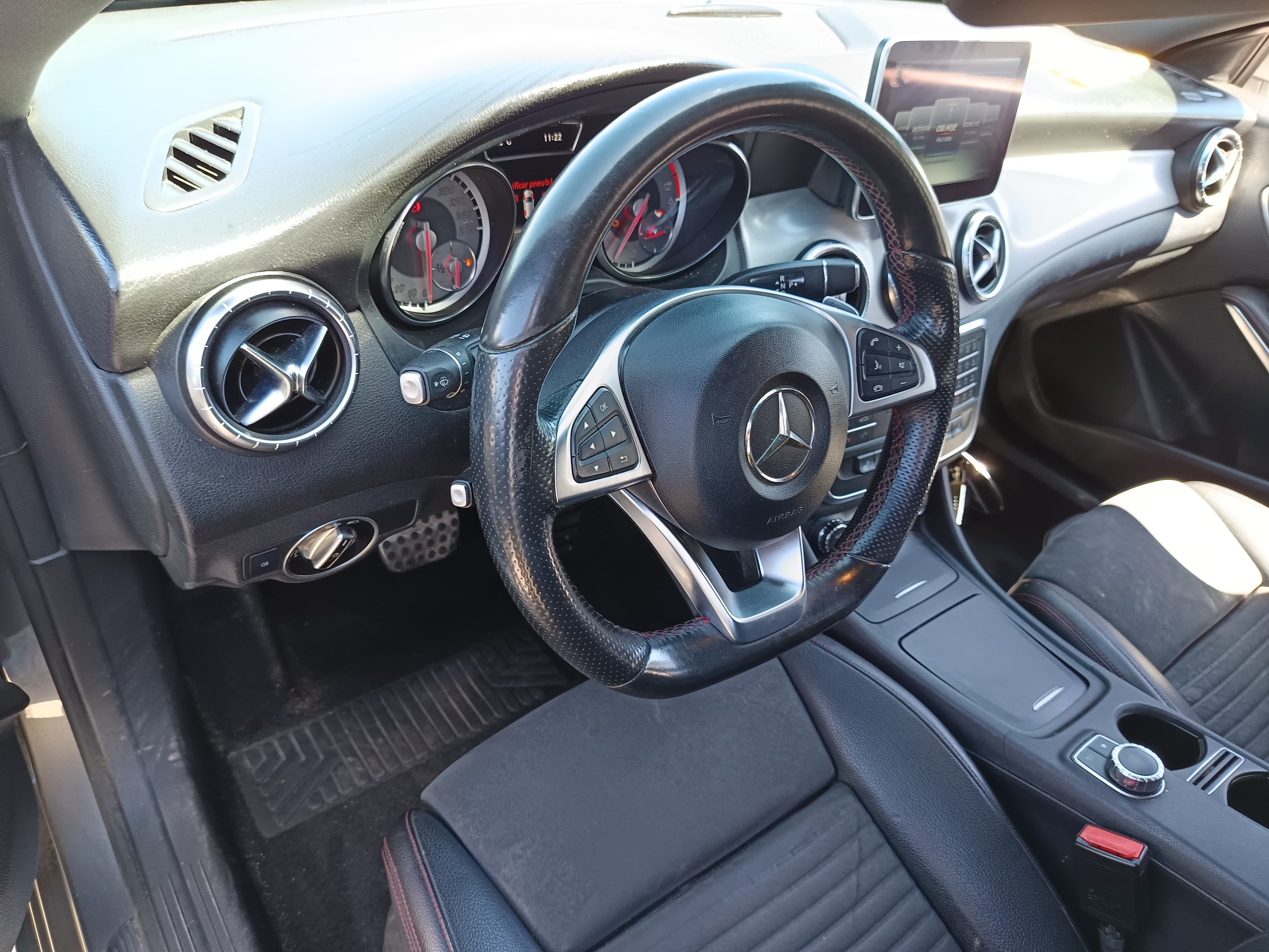 Mercedes-Benz CLA 200 CDI  · Ano 2016 — imagem 37