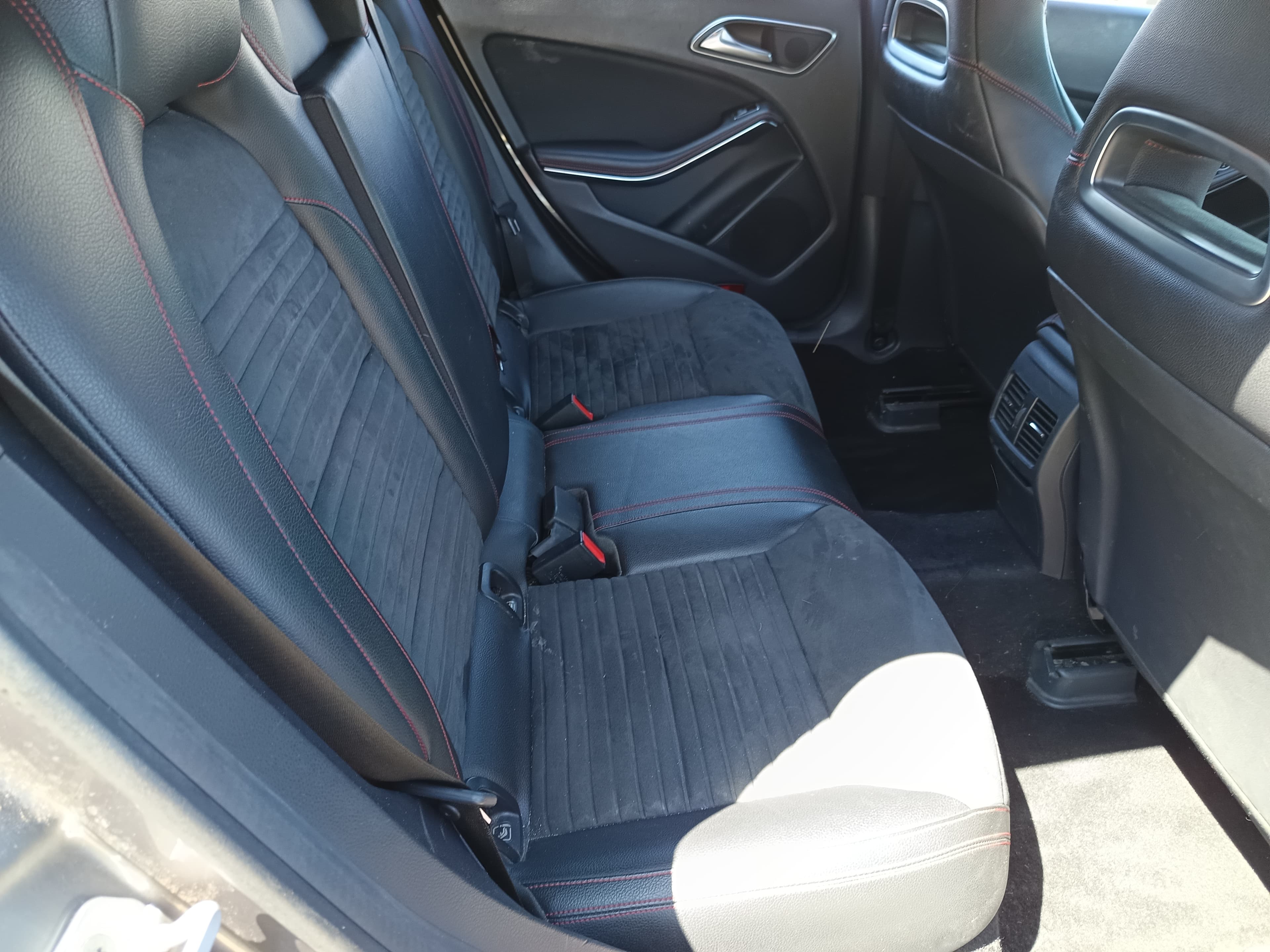 Mercedes-Benz CLA 200 CDI  · Ano 2016 — imagem 25