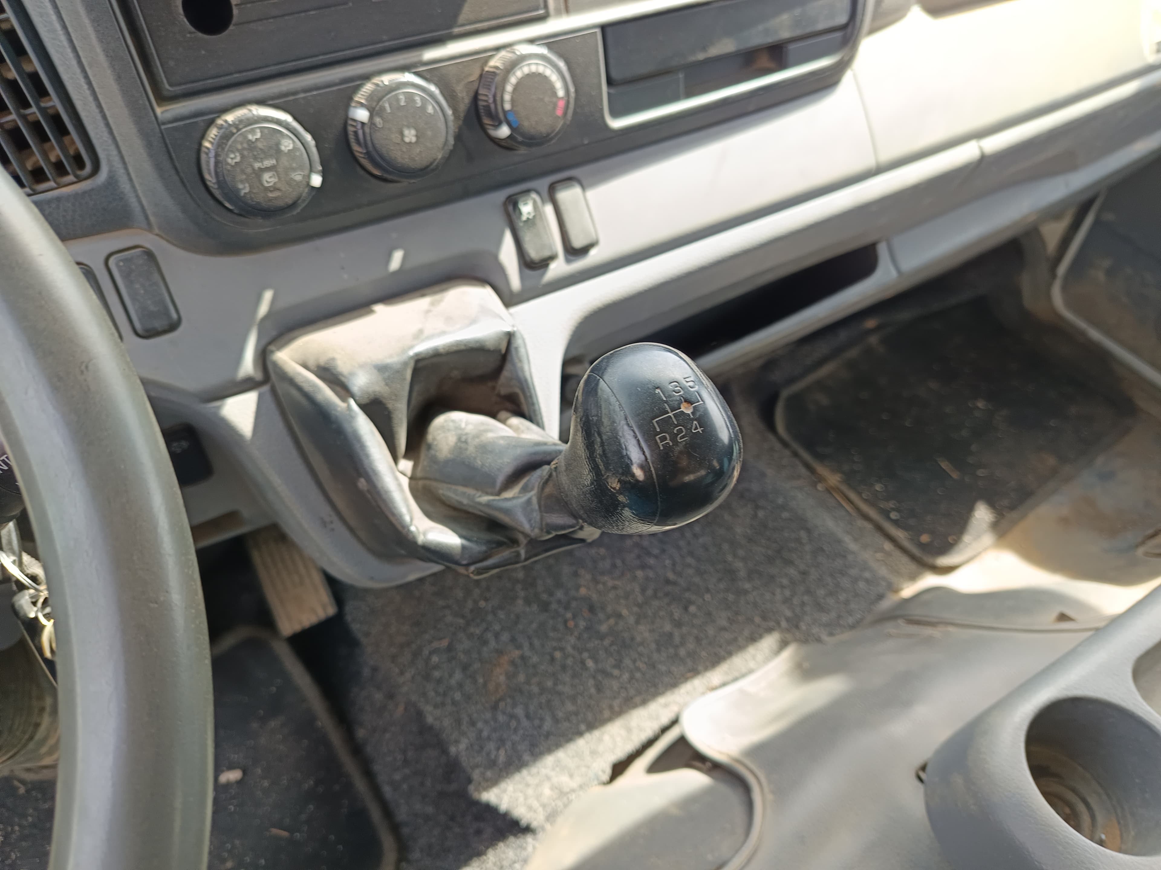 Mitsubishi Fuso · Ano 2015 — imagem 24