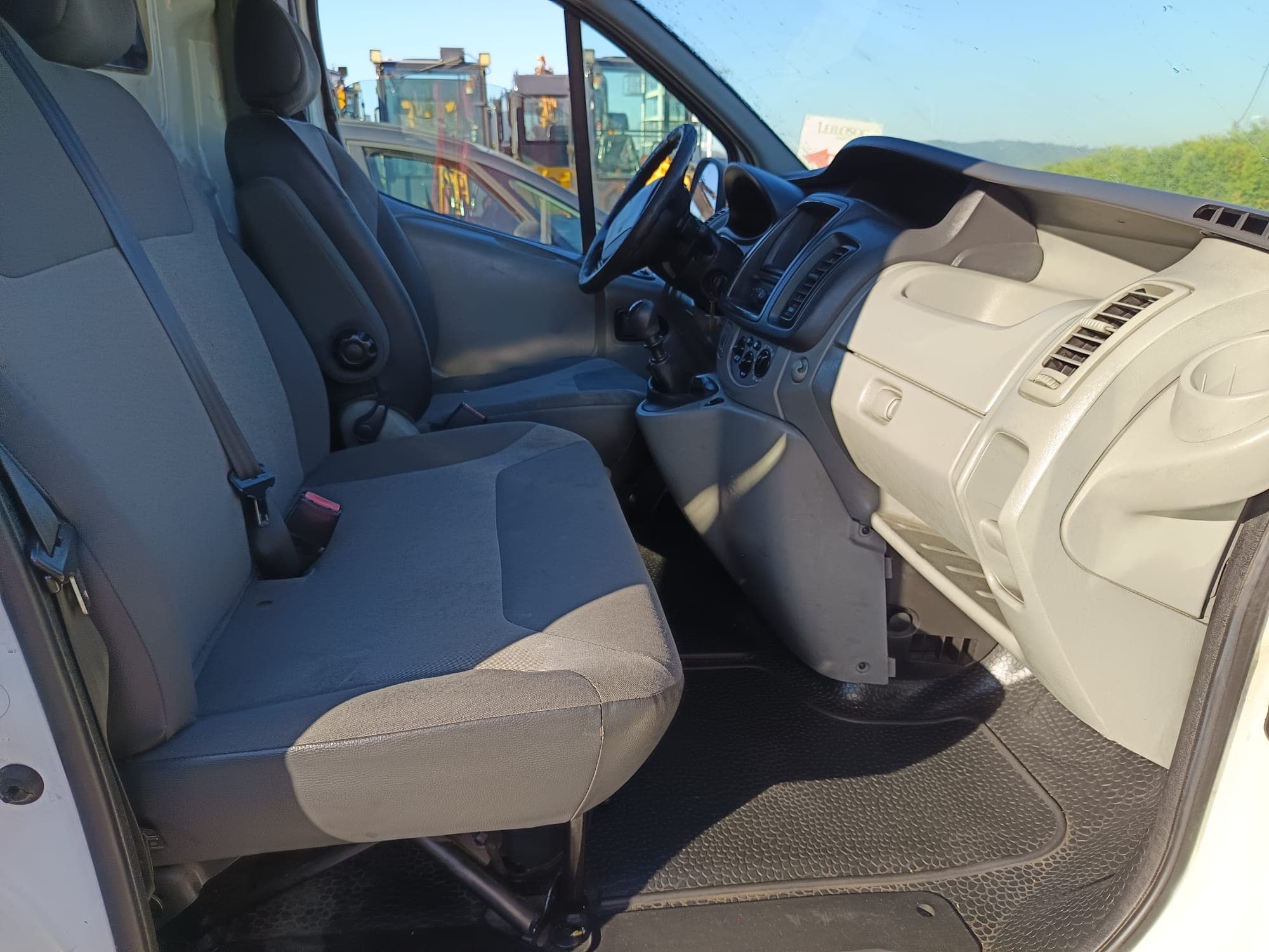 Renault Trafic Caixa 2.0 DCI · Ano 2013 — imagem 23