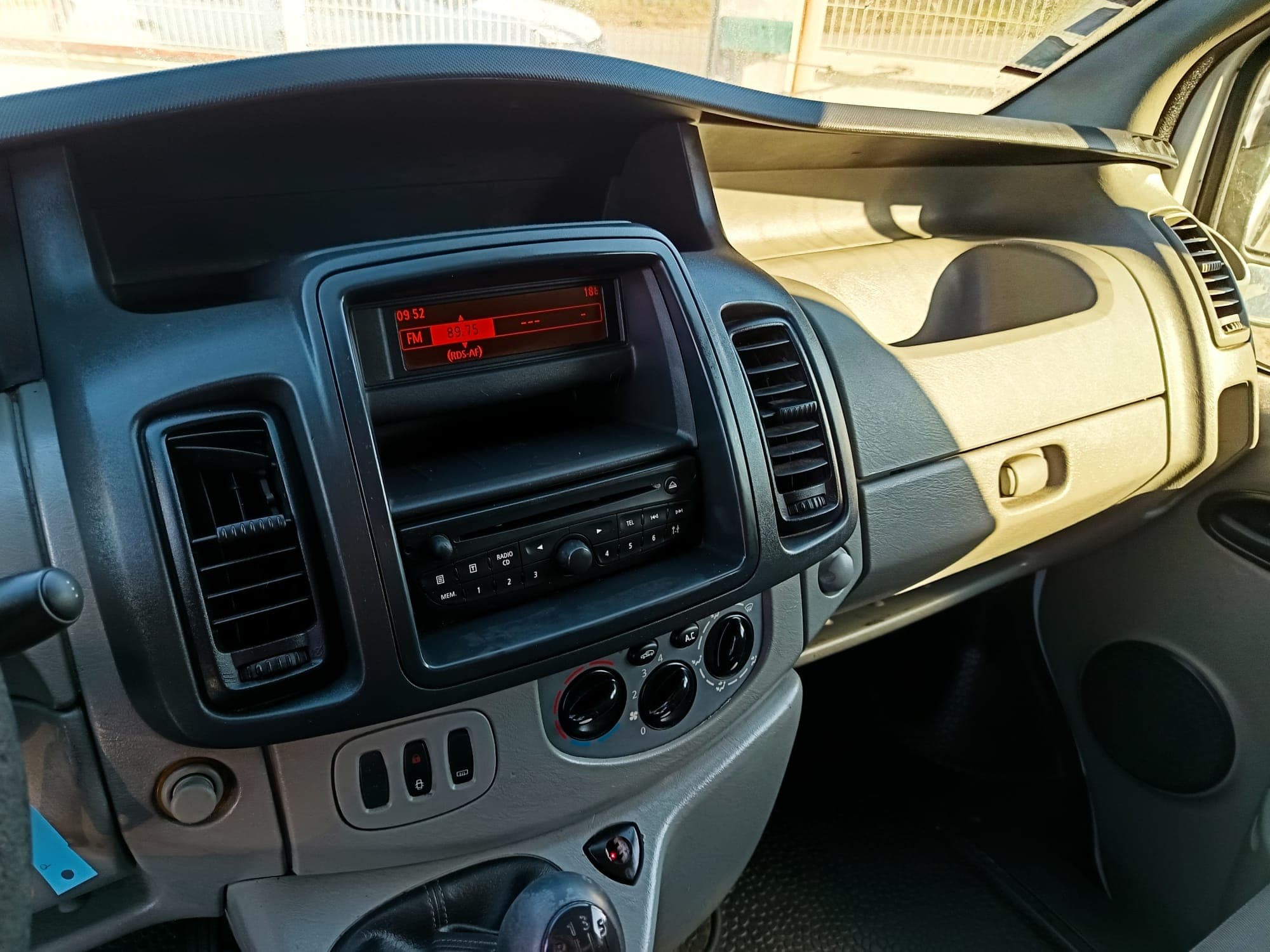 Renault Trafic Caixa 2.0 DCI · Ano 2013 — imagem 28