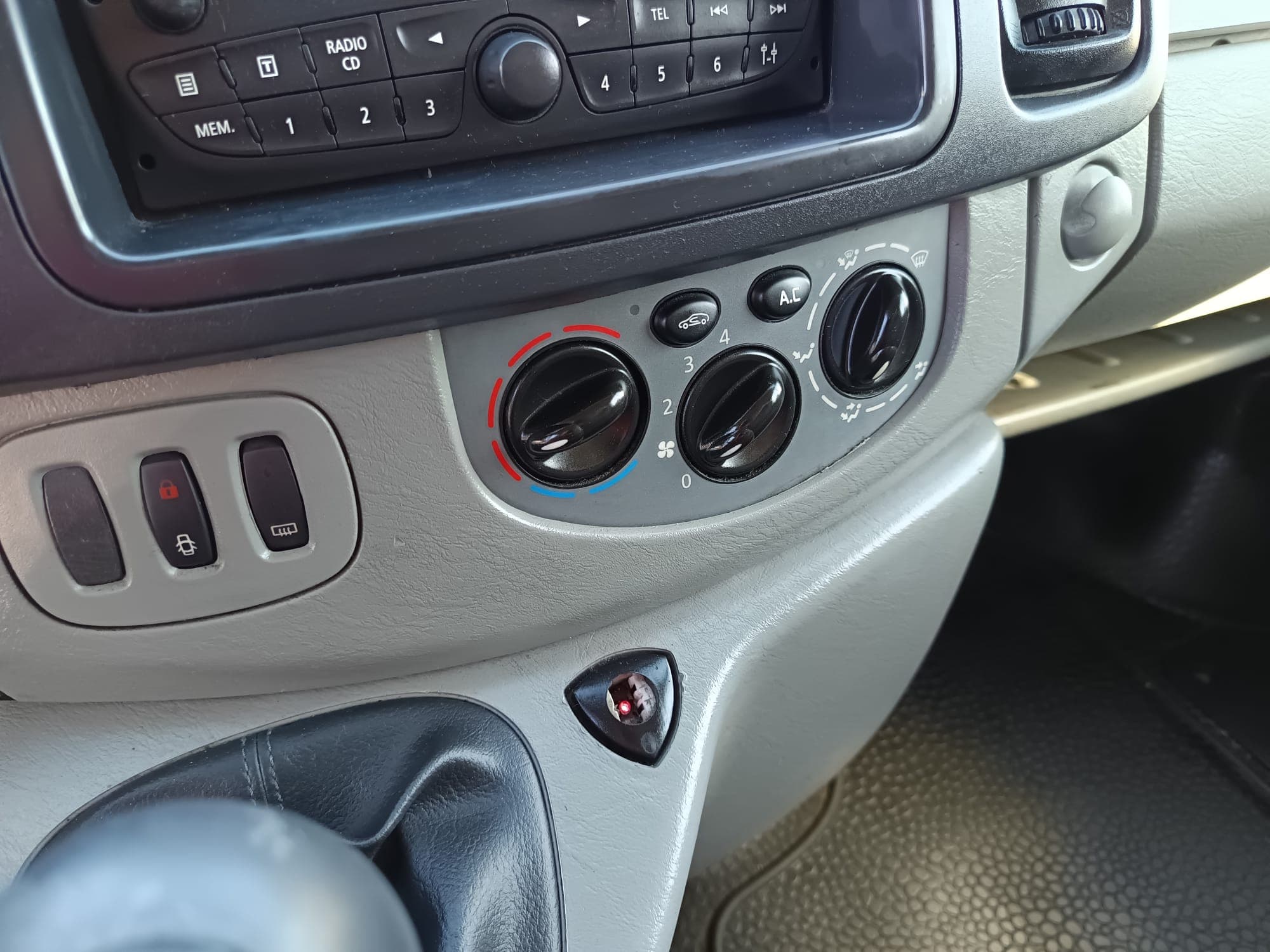 Renault Trafic Caixa 2.0 DCI · Ano 2013 — imagem 37