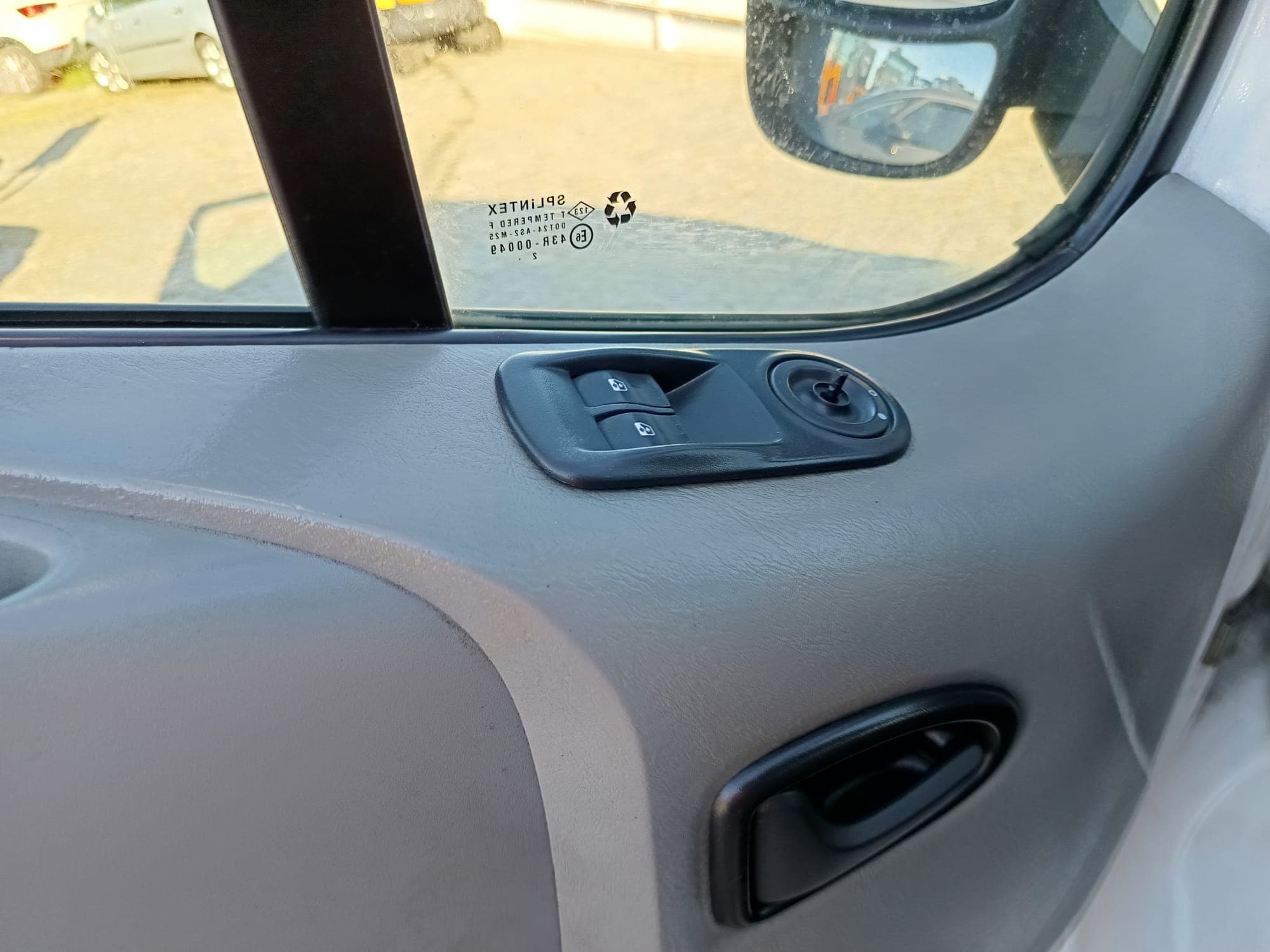 Renault Trafic Caixa 2.0 DCI · Ano 2013 — imagem 30