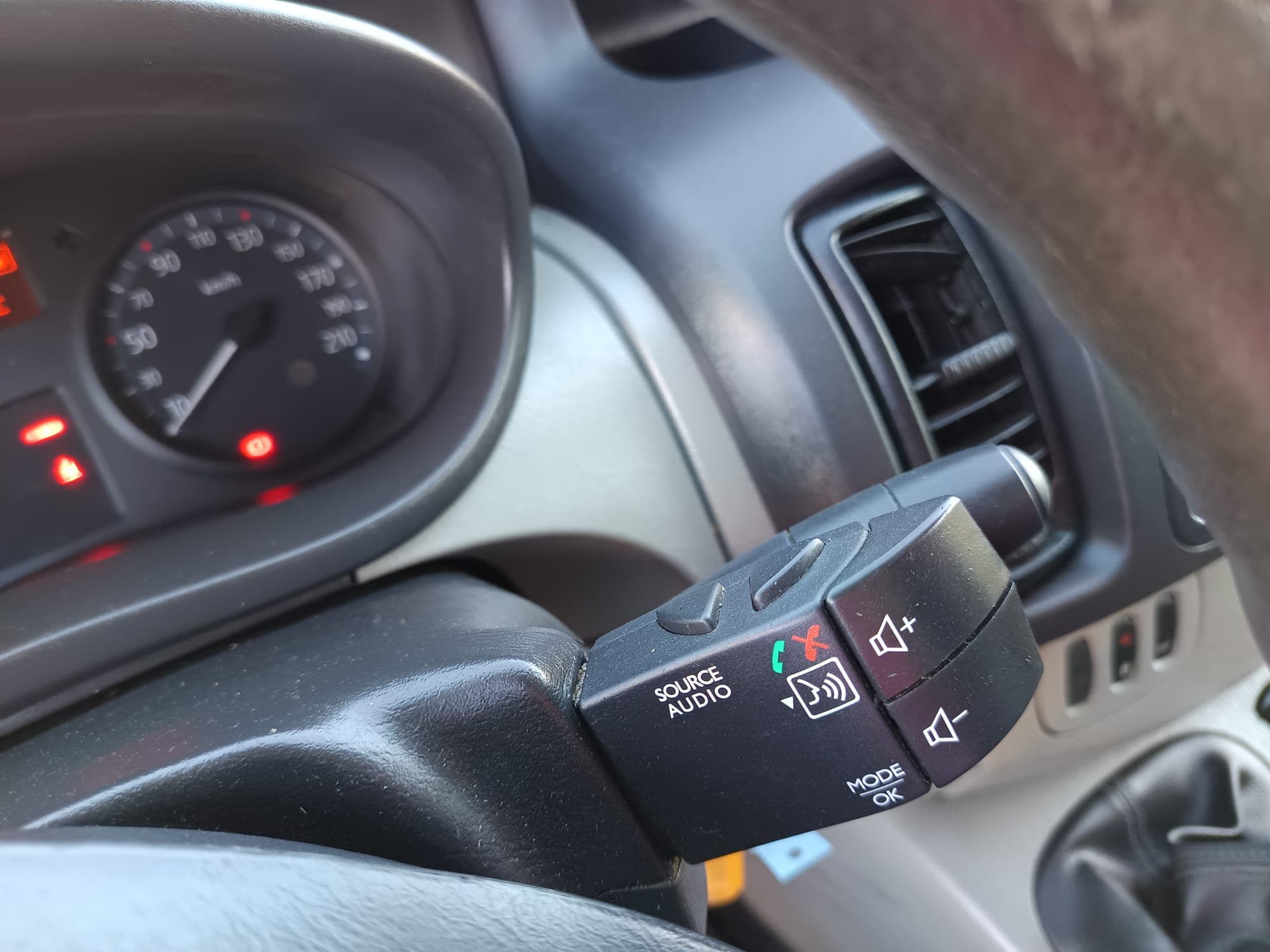 Renault Trafic Caixa 2.0 DCI · Ano 2013 — imagem 32