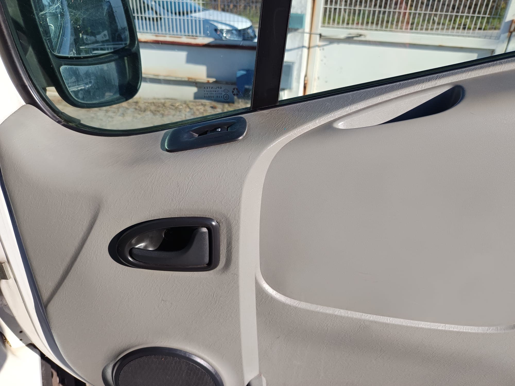 Renault Trafic Caixa 2.0 DCI · Ano 2013 — imagem 22