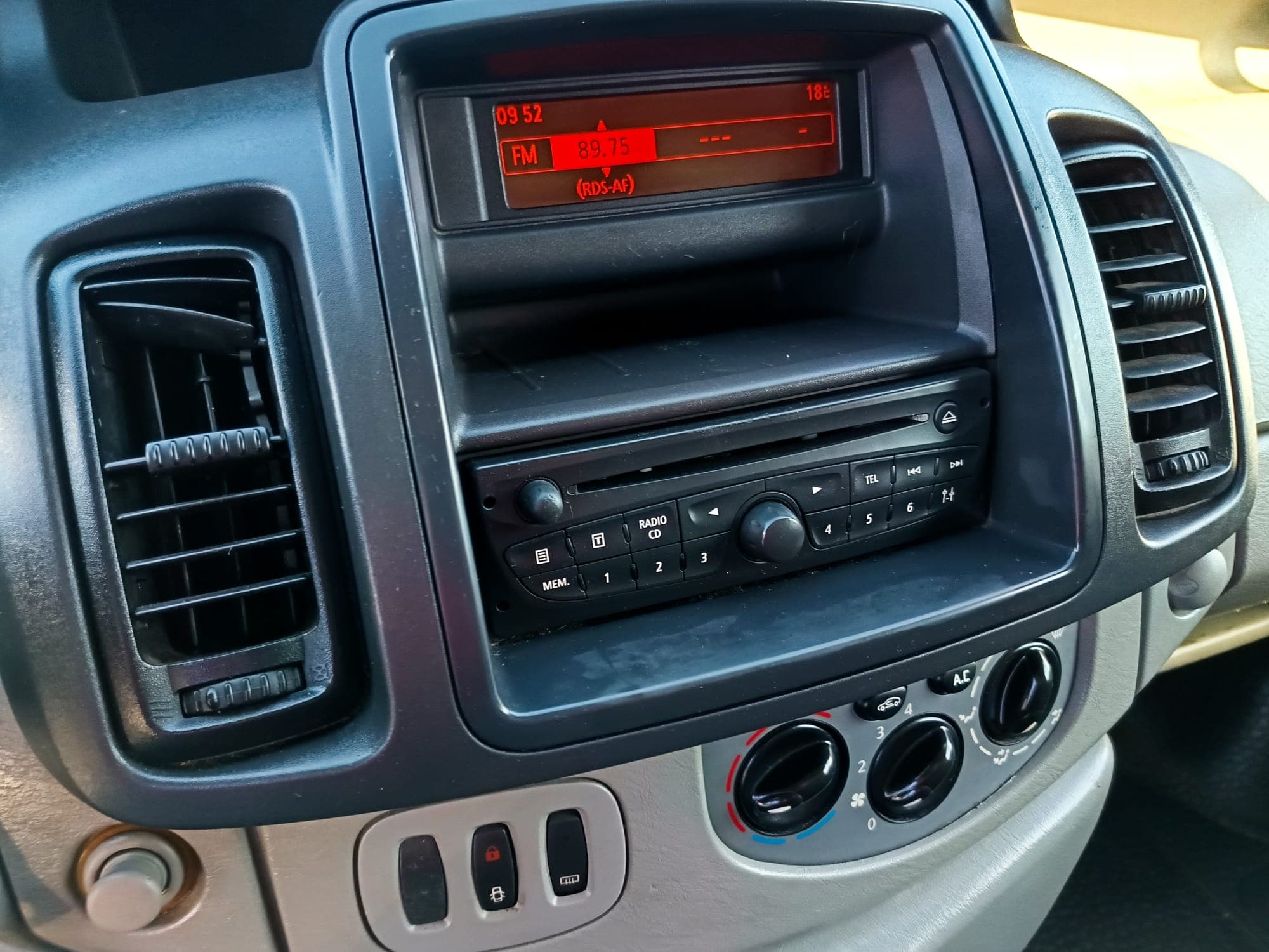 Renault Trafic Caixa 2.0 DCI · Ano 2013 — imagem 36