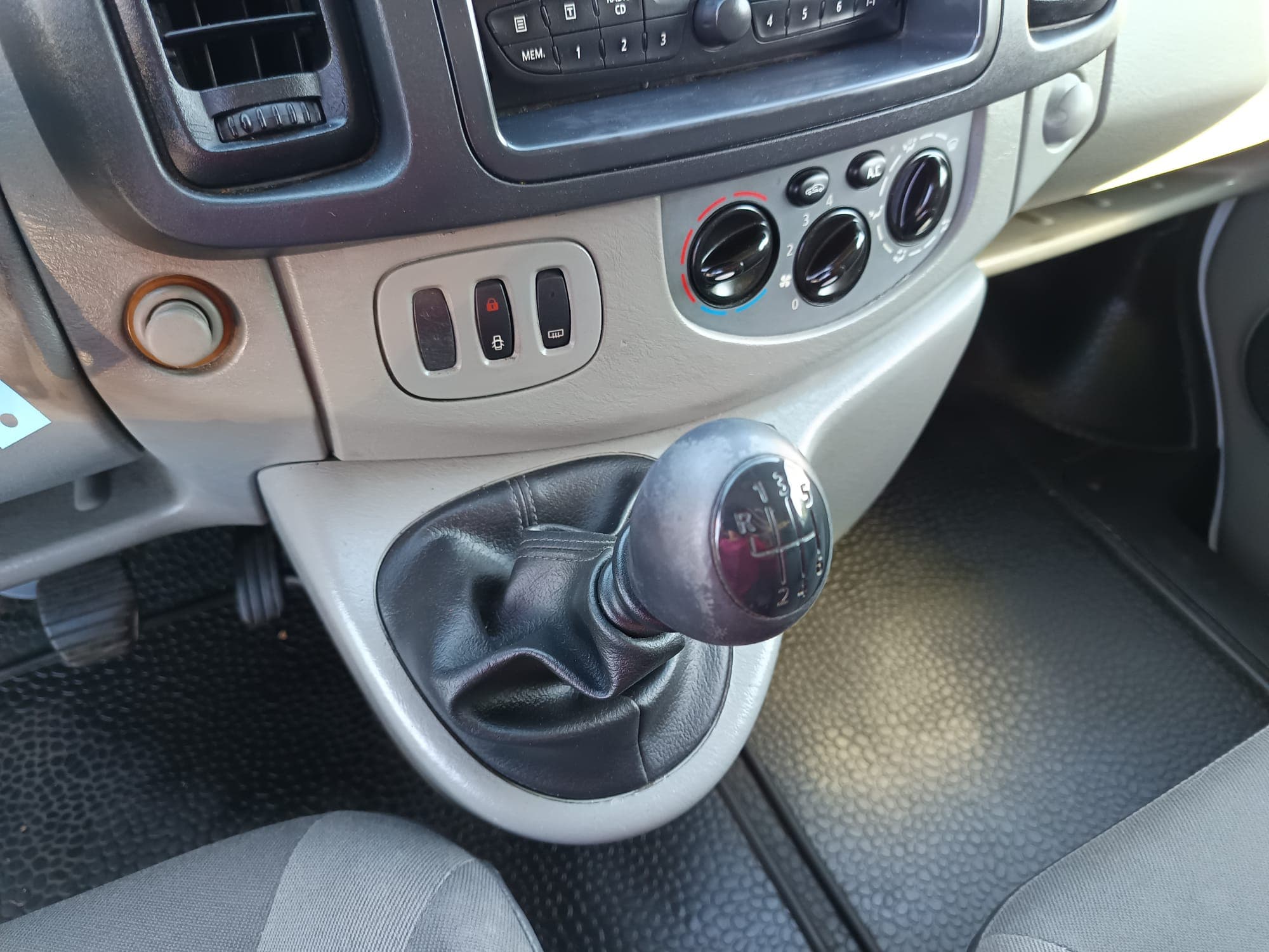 Renault Trafic Caixa 2.0 DCI · Ano 2013 — imagem 34