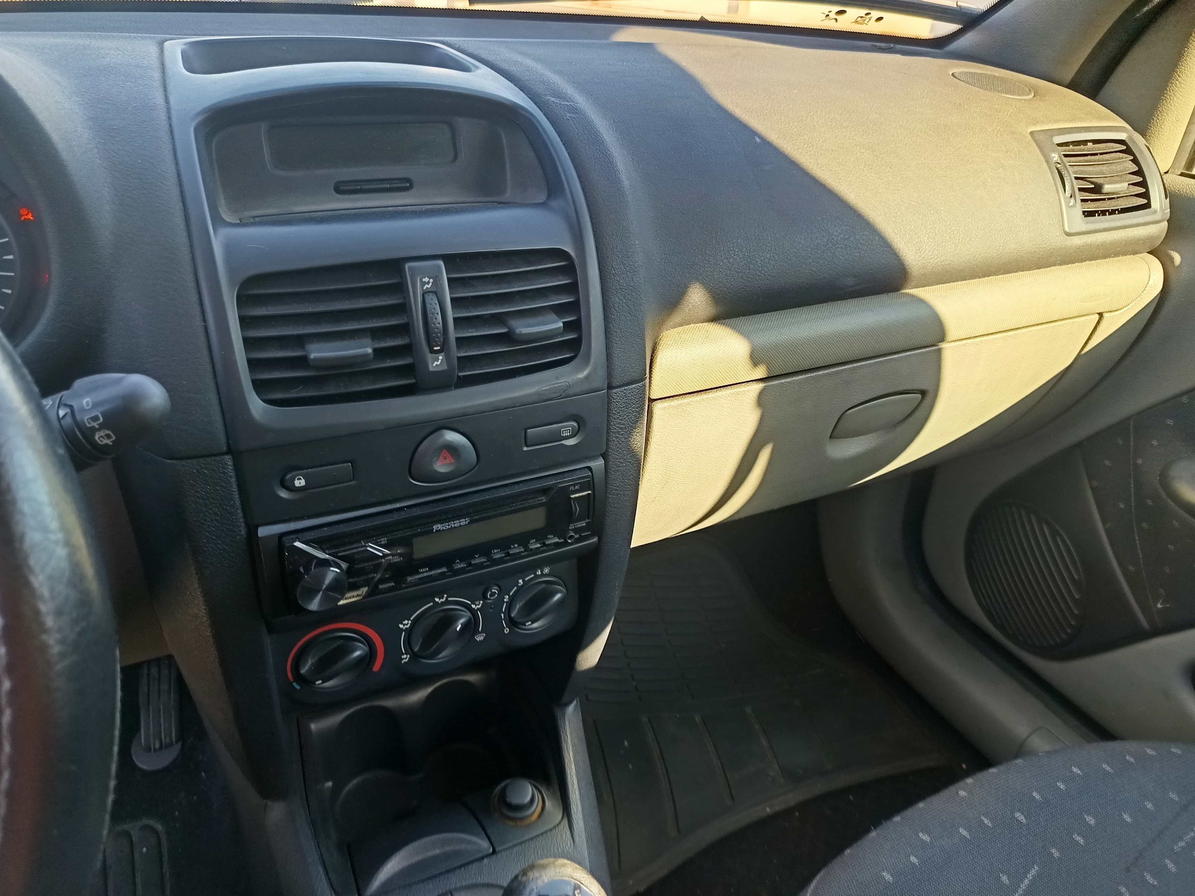 Renault Clio · Ano 2002 — imagem 36