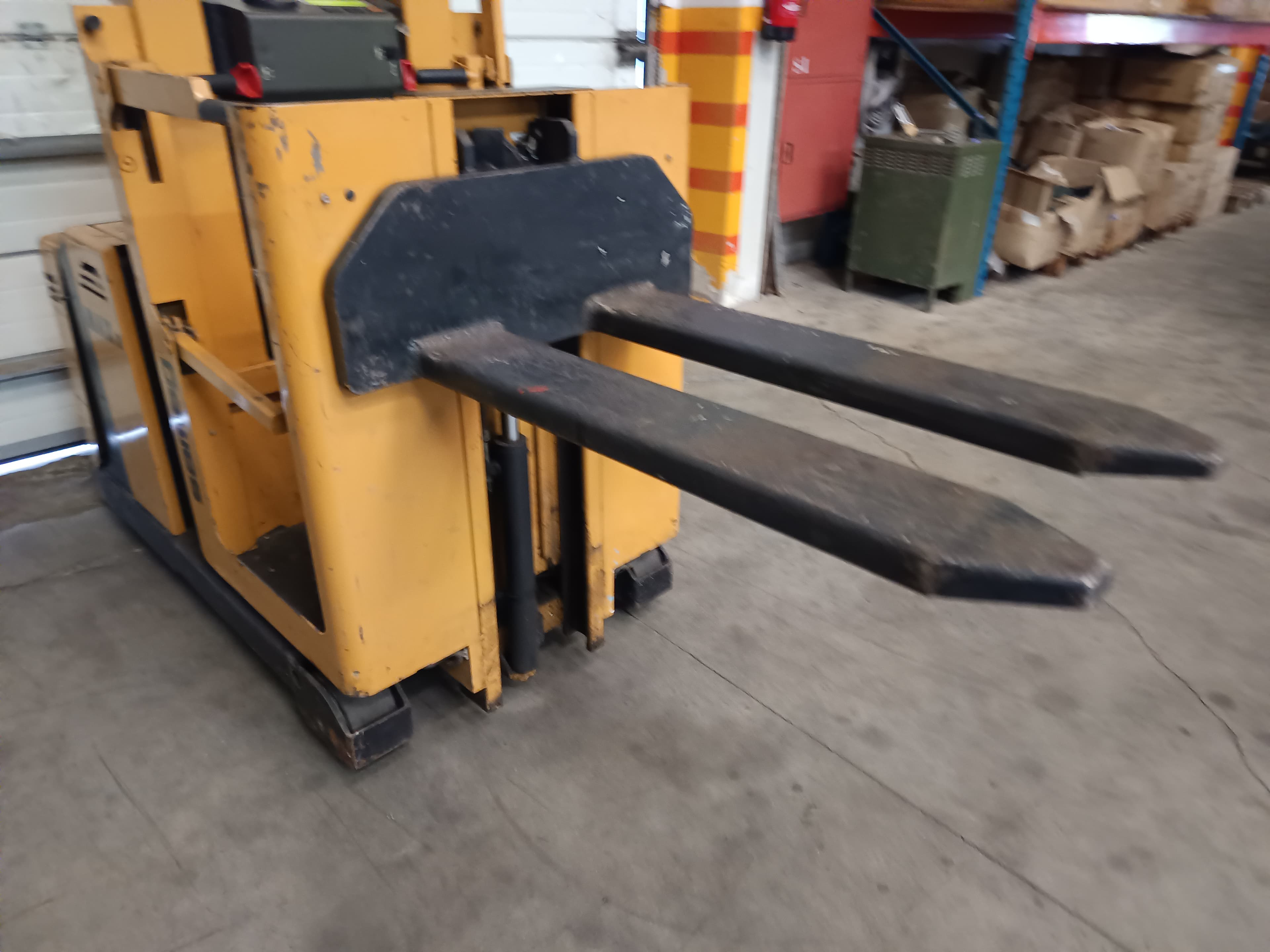 Stacker Samag MAX 2 Preparador de Encomenda · Elétrico · Ano 2001 — imagem 3