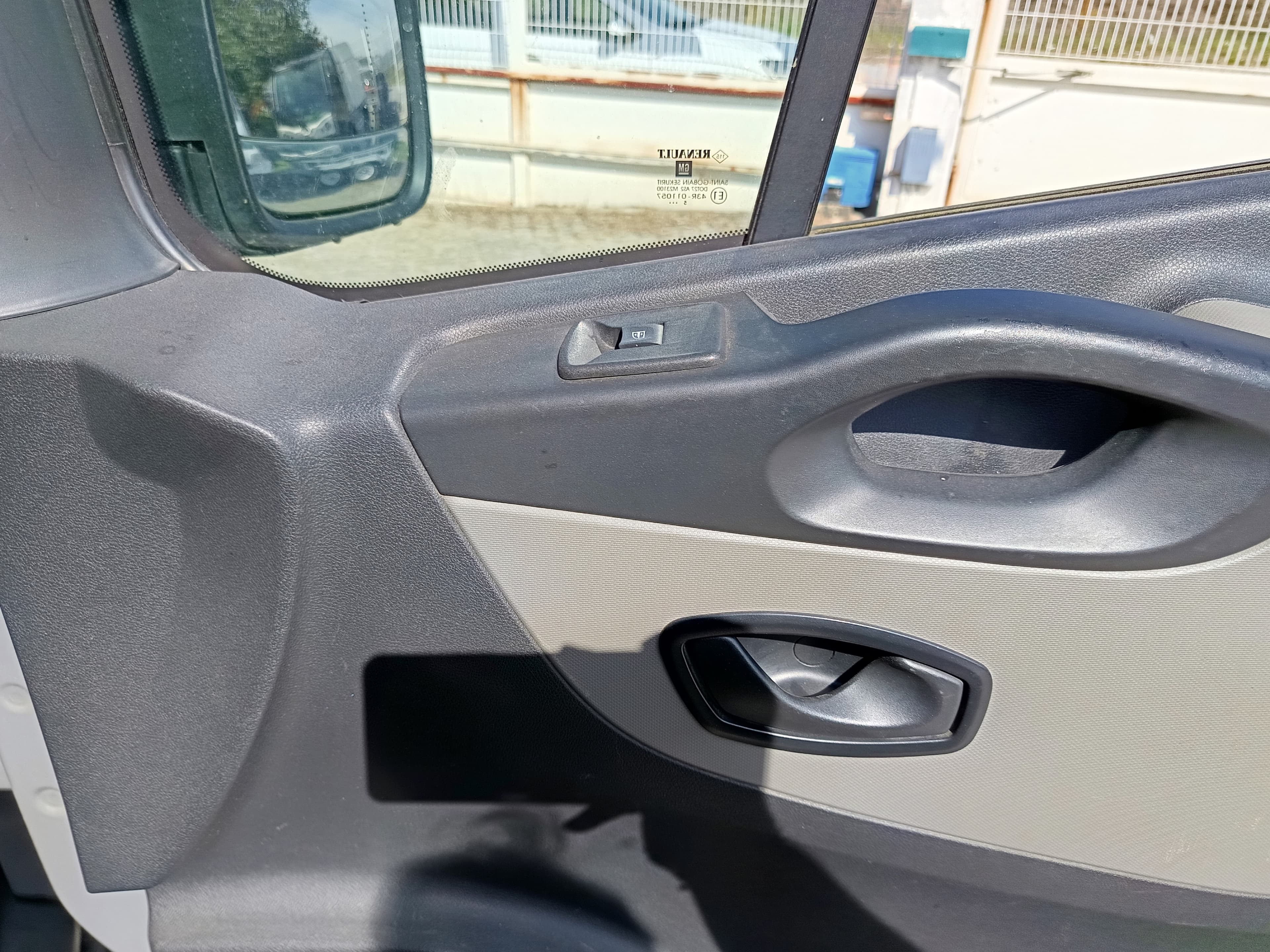 Renault Trafic · Ano 2015 — imagem 23