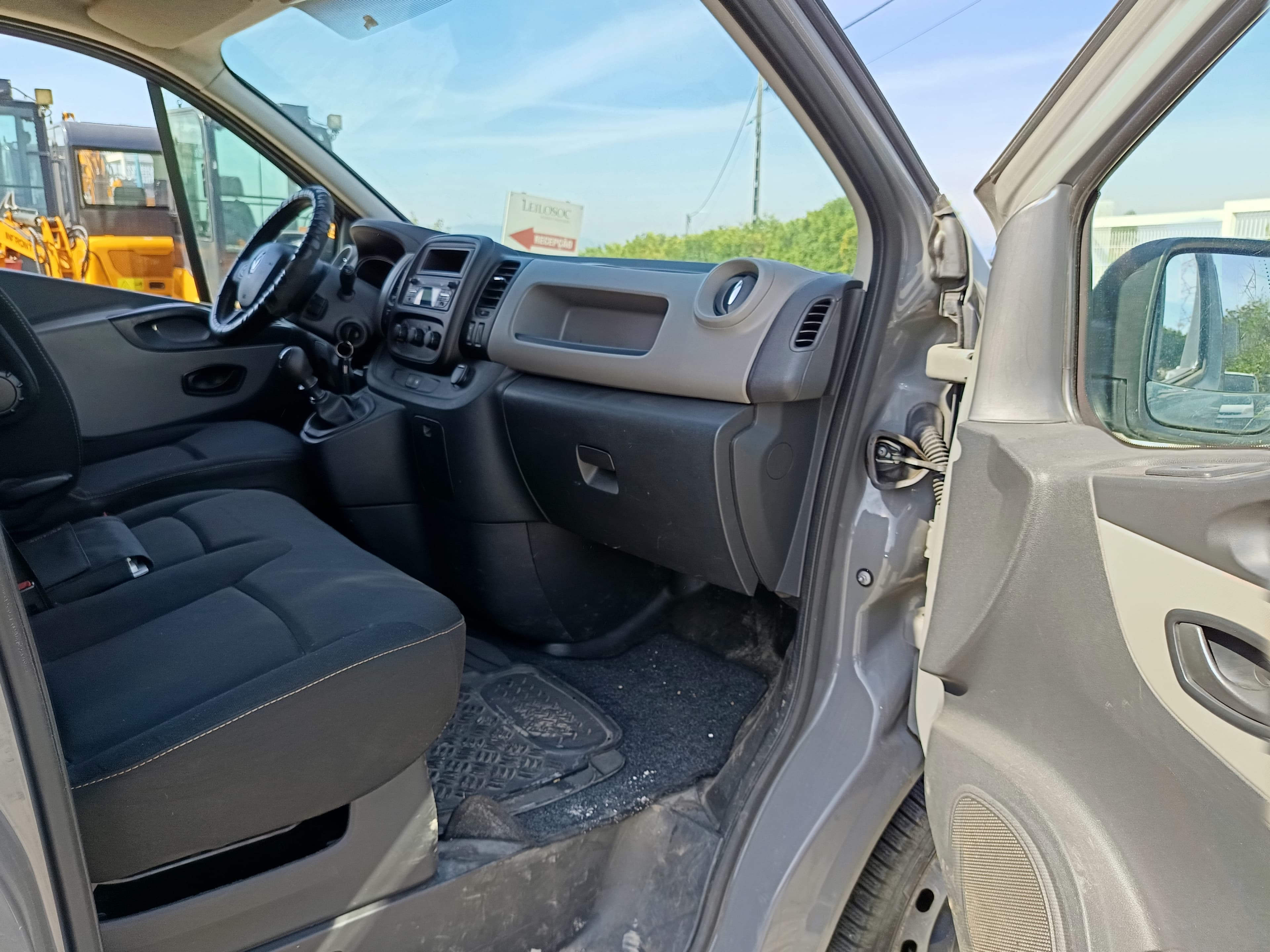Renault Trafic · Ano 2015 — imagem 22