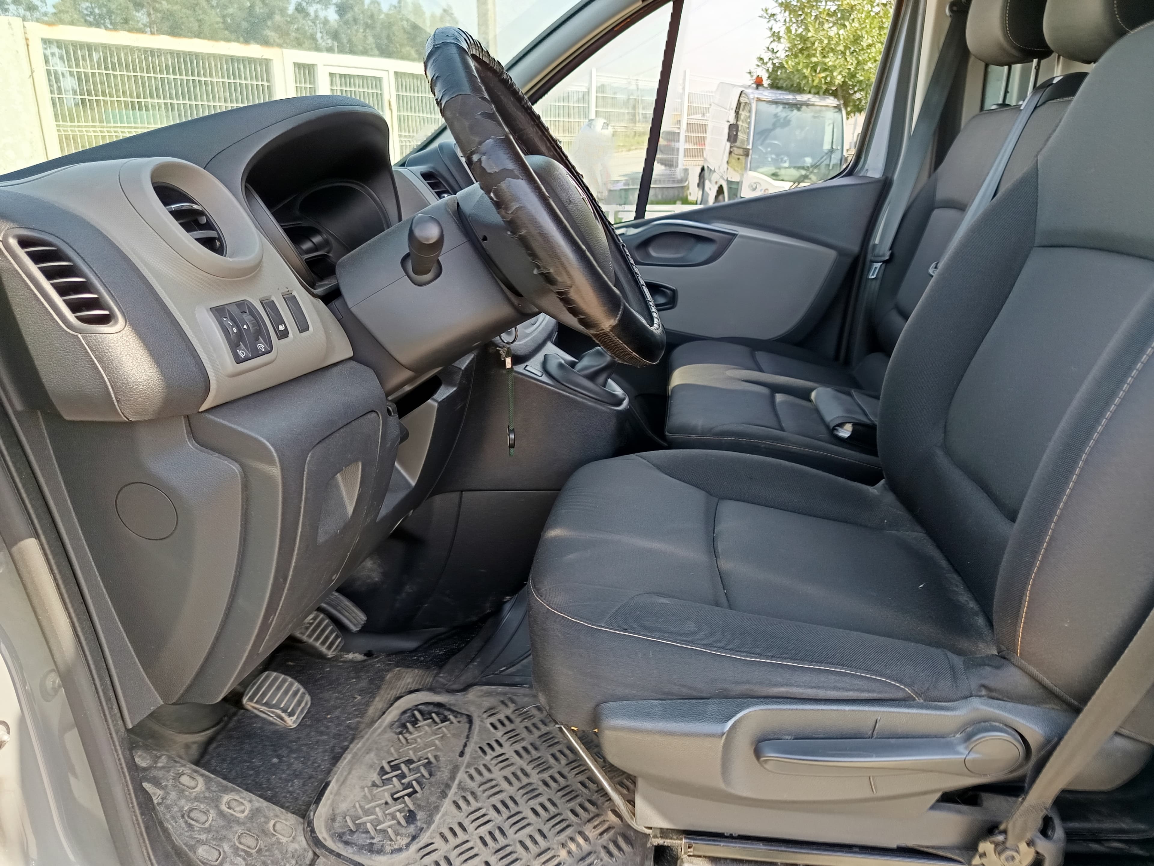 Renault Trafic · Ano 2015 — imagem 31