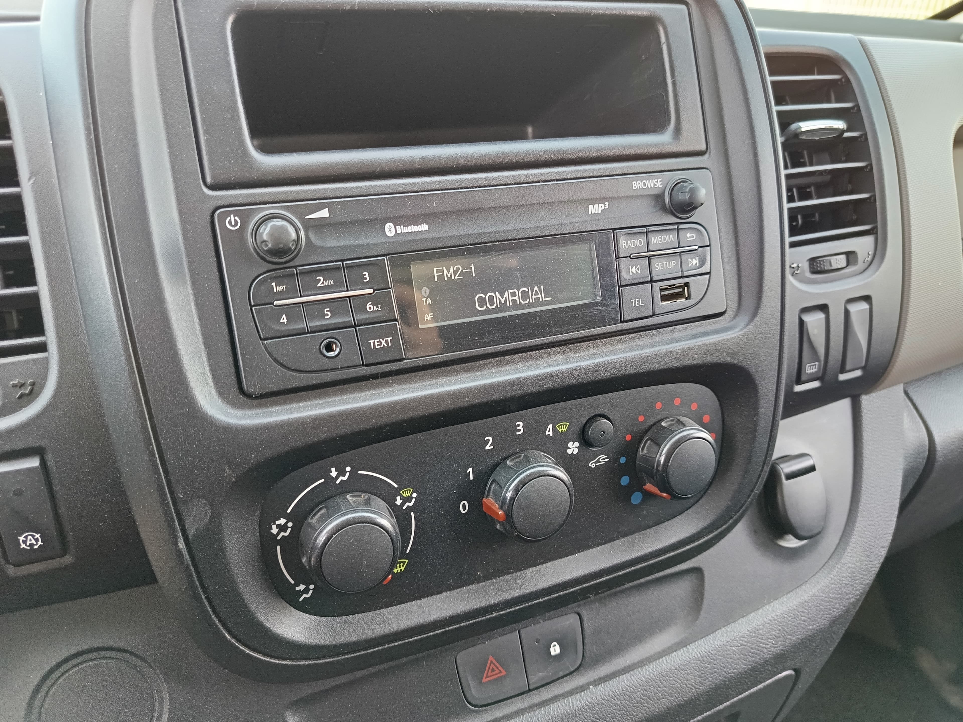 Renault Trafic · Ano 2015 — imagem 25