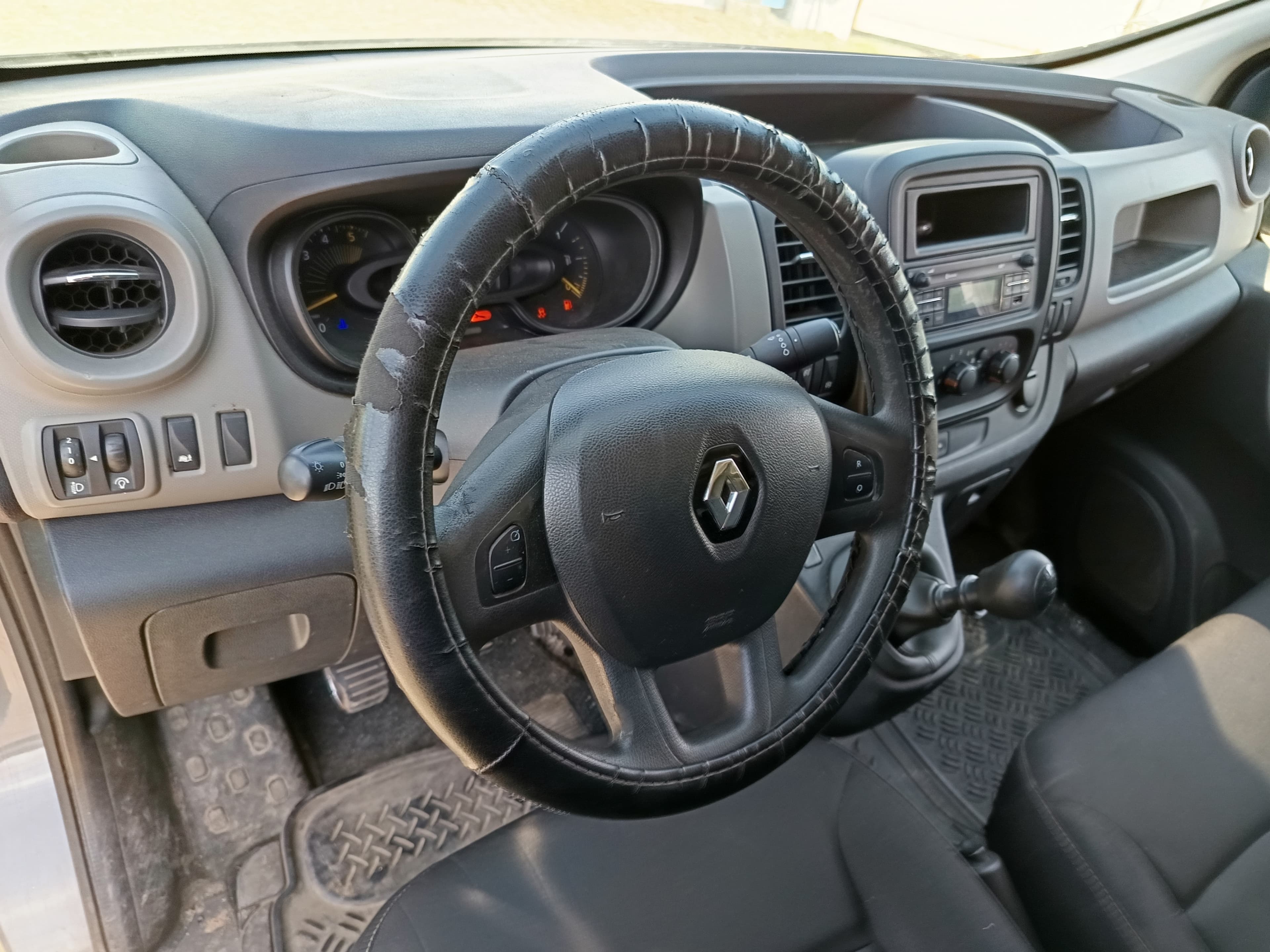 Renault Trafic · Ano 2015 — imagem 32